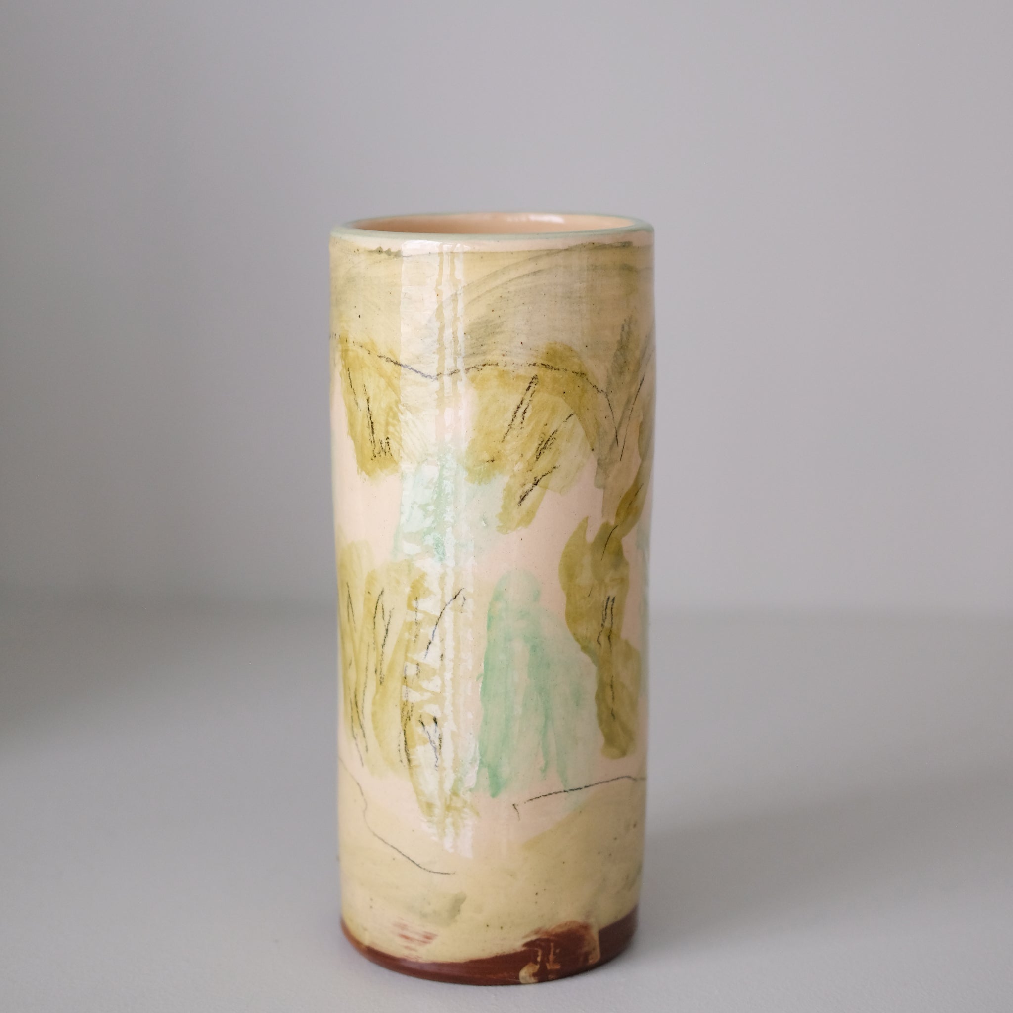Vase SU26HB07 en faïence rouge H 23cm d'Héloise Bariol chez Brutal Ceramics