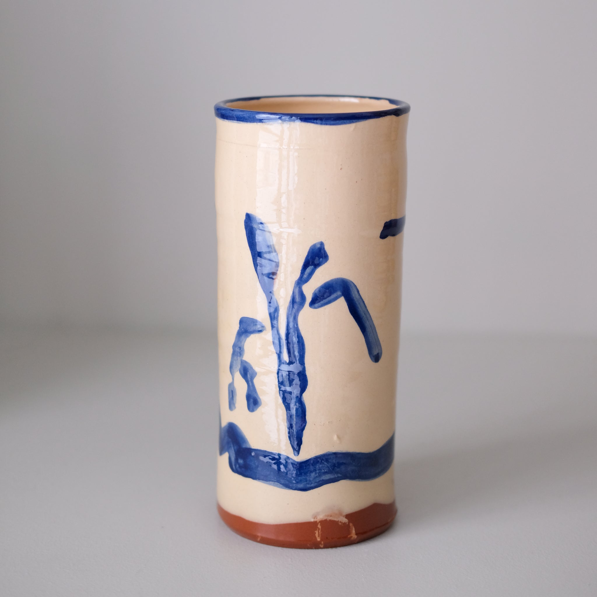 Vase SU26HB08 en faïence rouge H 23cm d'Héloise Bariol chez Brutal Ceramics