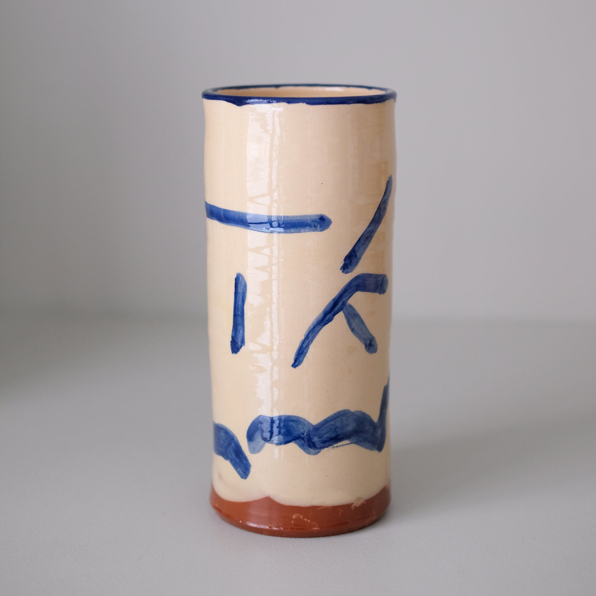 Vase SU26HB08 en faïence rouge H 23cm d'Héloise Bariol chez Brutal Ceramics