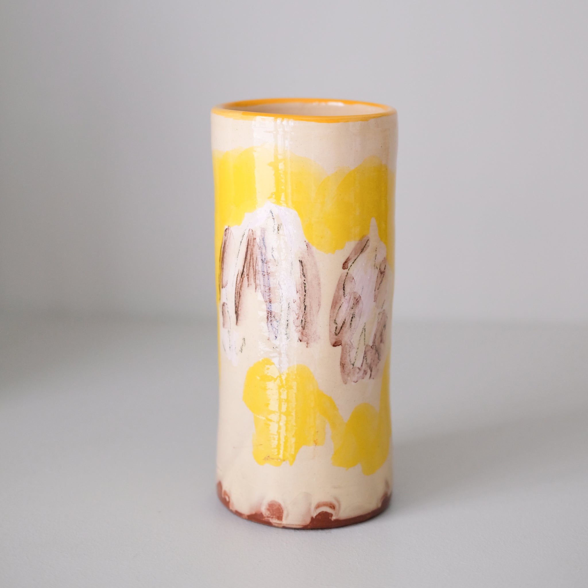 Vase SU26HB10 en faïence rouge H 23cm d'Héloise Bariol chez Brutal Ceramics