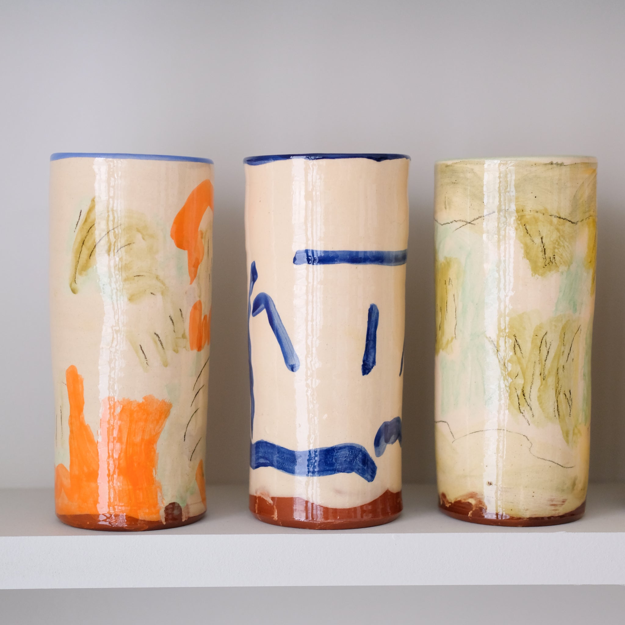 Vase SU26HB08 en faïence rouge H 23cm d'Héloise Bariol chez Brutal Ceramics