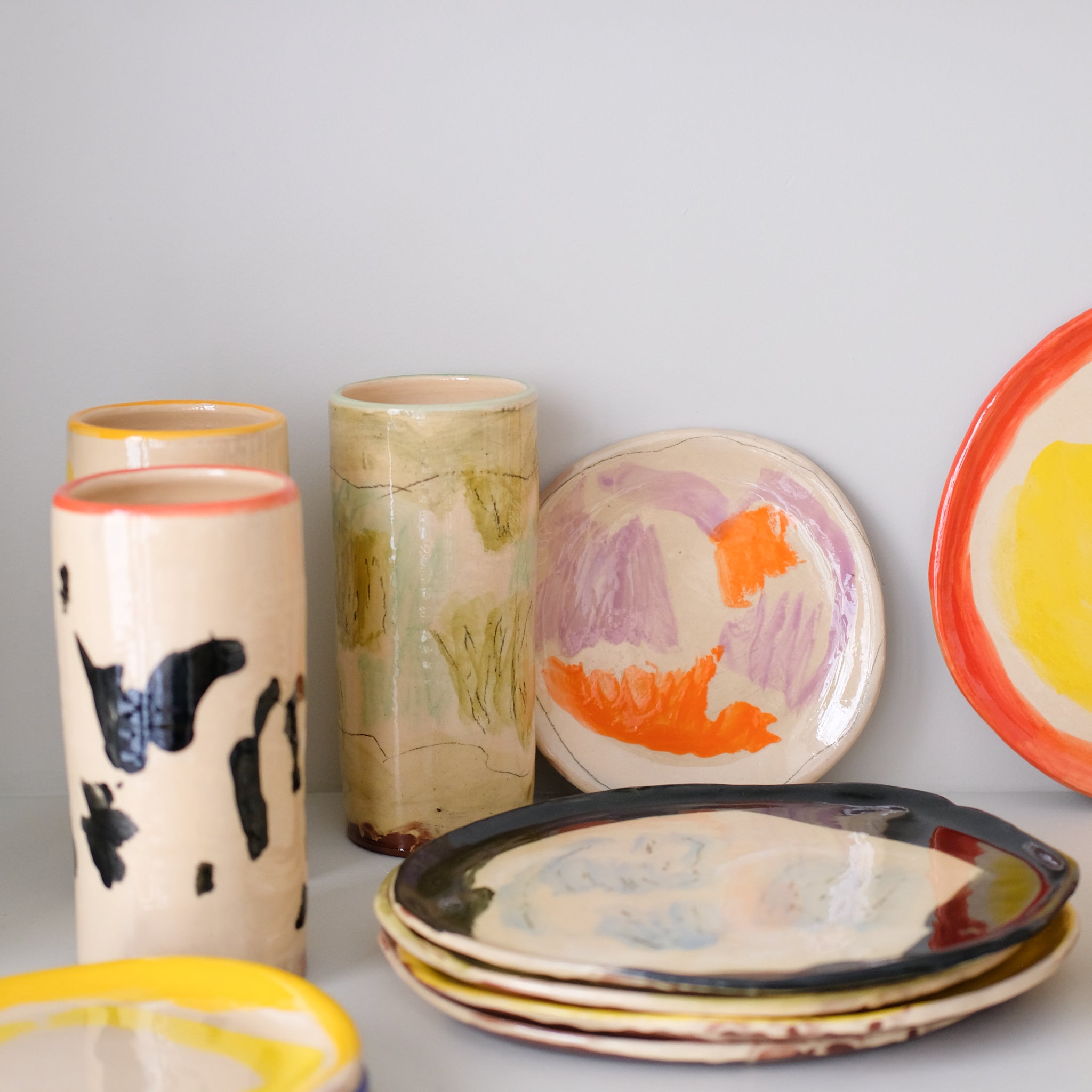 Assiette SU26HB01 en faïence rouge D 19,5cm - Multicolore d'Héloise Bariol chez Brutal Ceramics