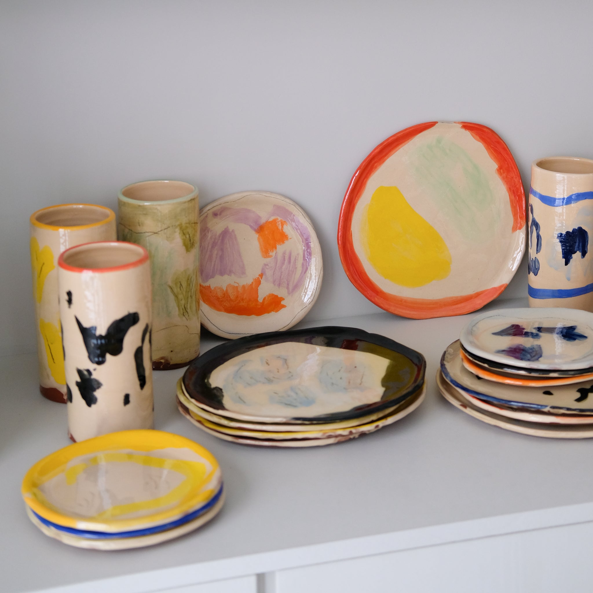 Assiette SU26HB46 en faïence rouge D 25cm - Multicolore d'Héloise Bariol chez Brutal Ceramics