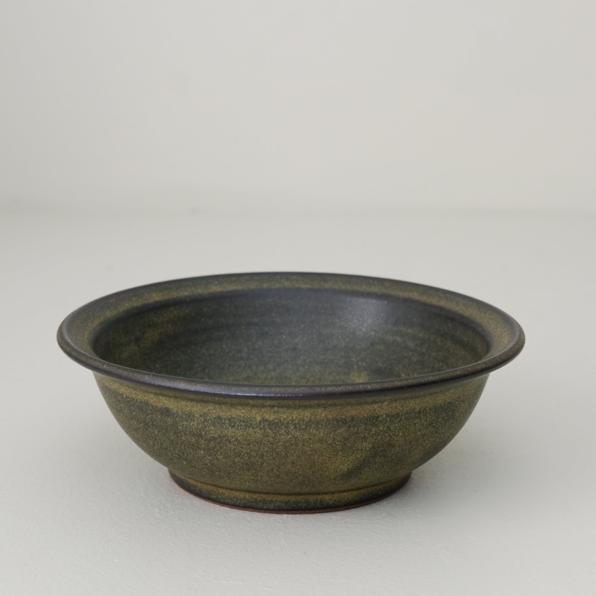Bol en grès rouge D 14cm - vert noir par Laurence Labbé chez Brutal Ceramics