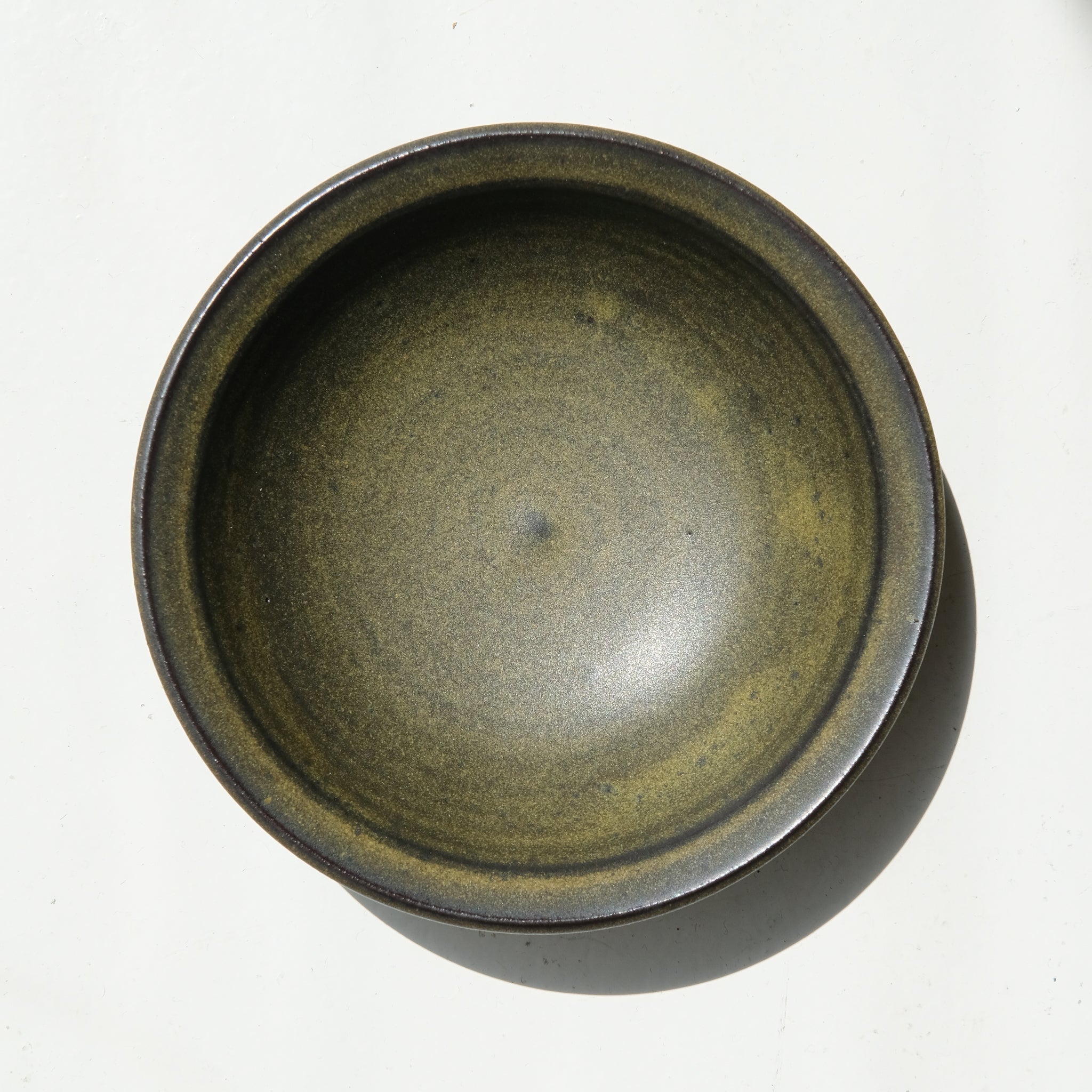 Bol en grès rouge D 14cm - vert noir par Laurence Labbé chez Brutal Ceramics