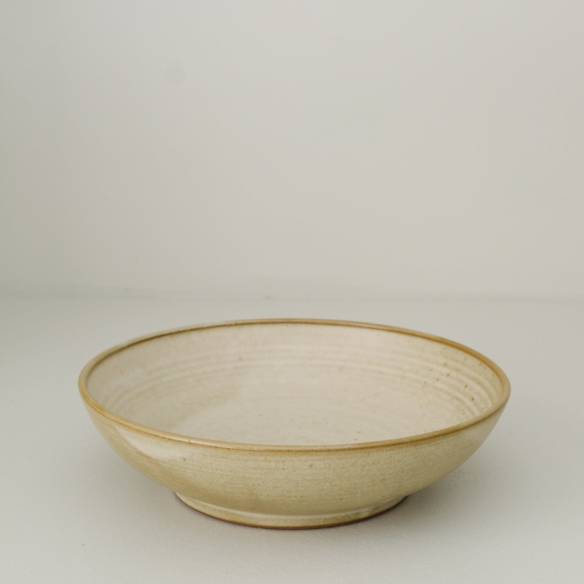Assiette creuse en grès rouge D 20cm - beige par Laurence Labbé chez Brutal Ceramics