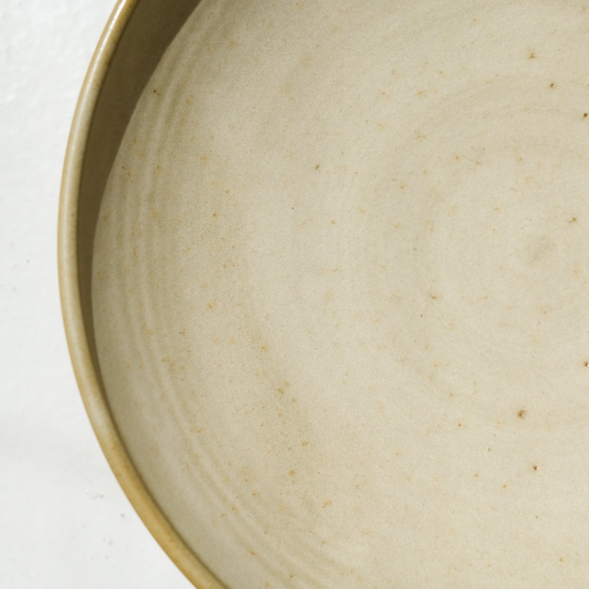 Assiette creuse en grès rouge D 20cm - beige par Laurence Labbé chez Brutal Ceramics