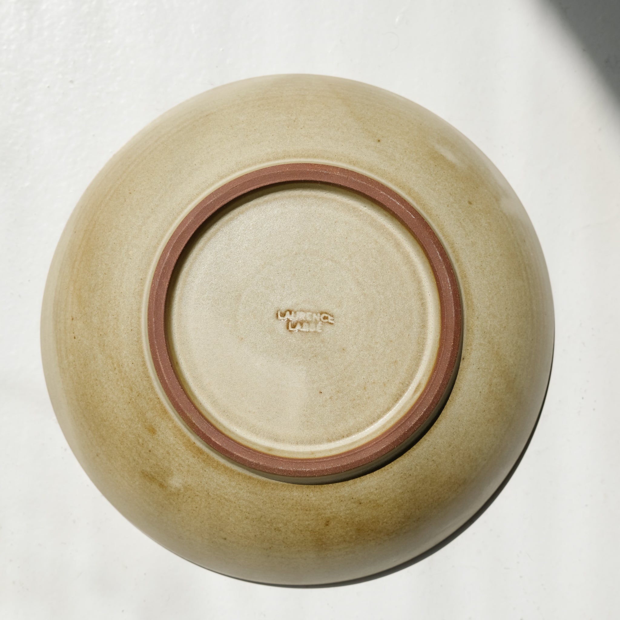 Assiette creuse en grès rouge D 20cm - beige par Laurence Labbé chez Brutal Ceramics