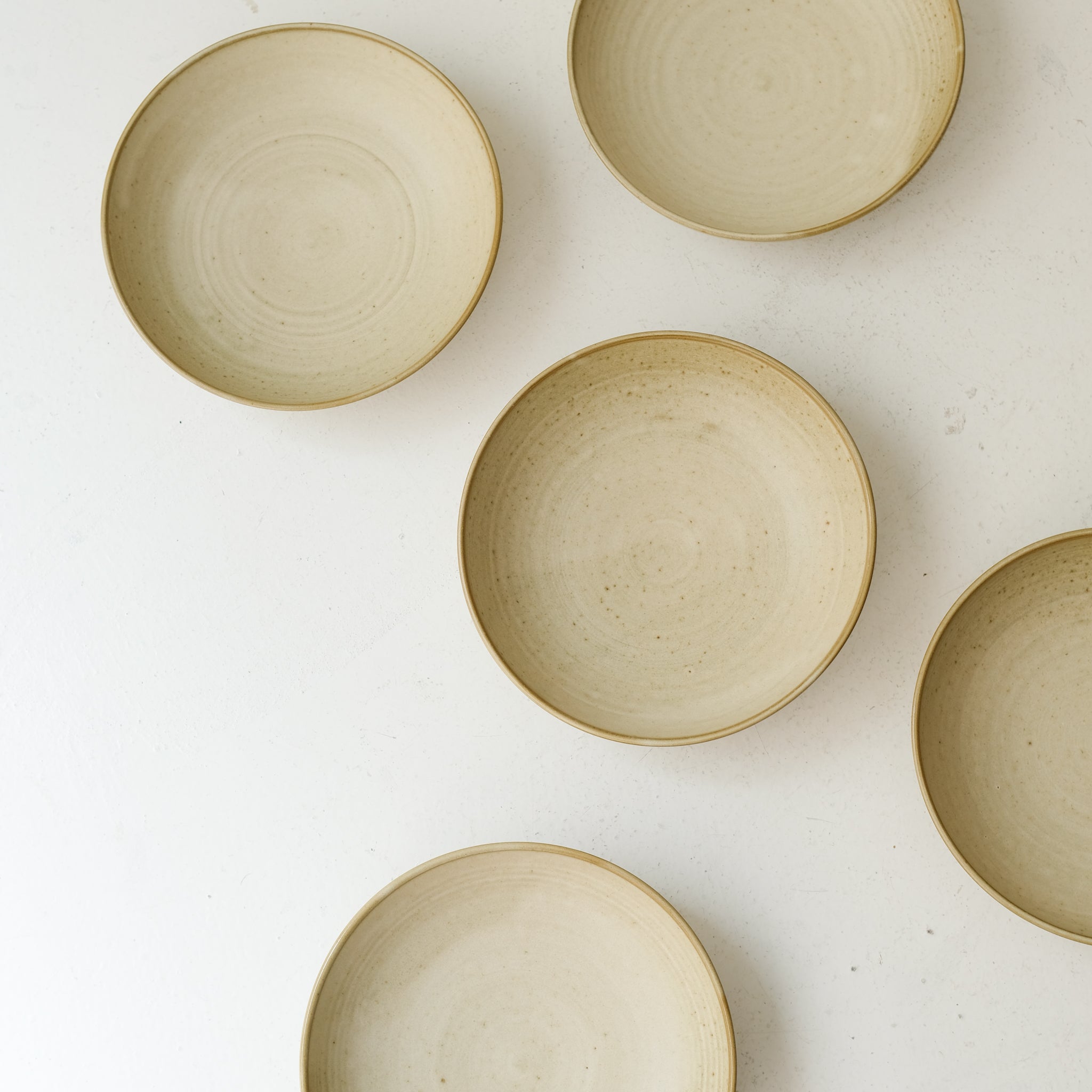 Assiette creuse en grès rouge D 20cm - beige par Laurence Labbé chez Brutal Ceramics