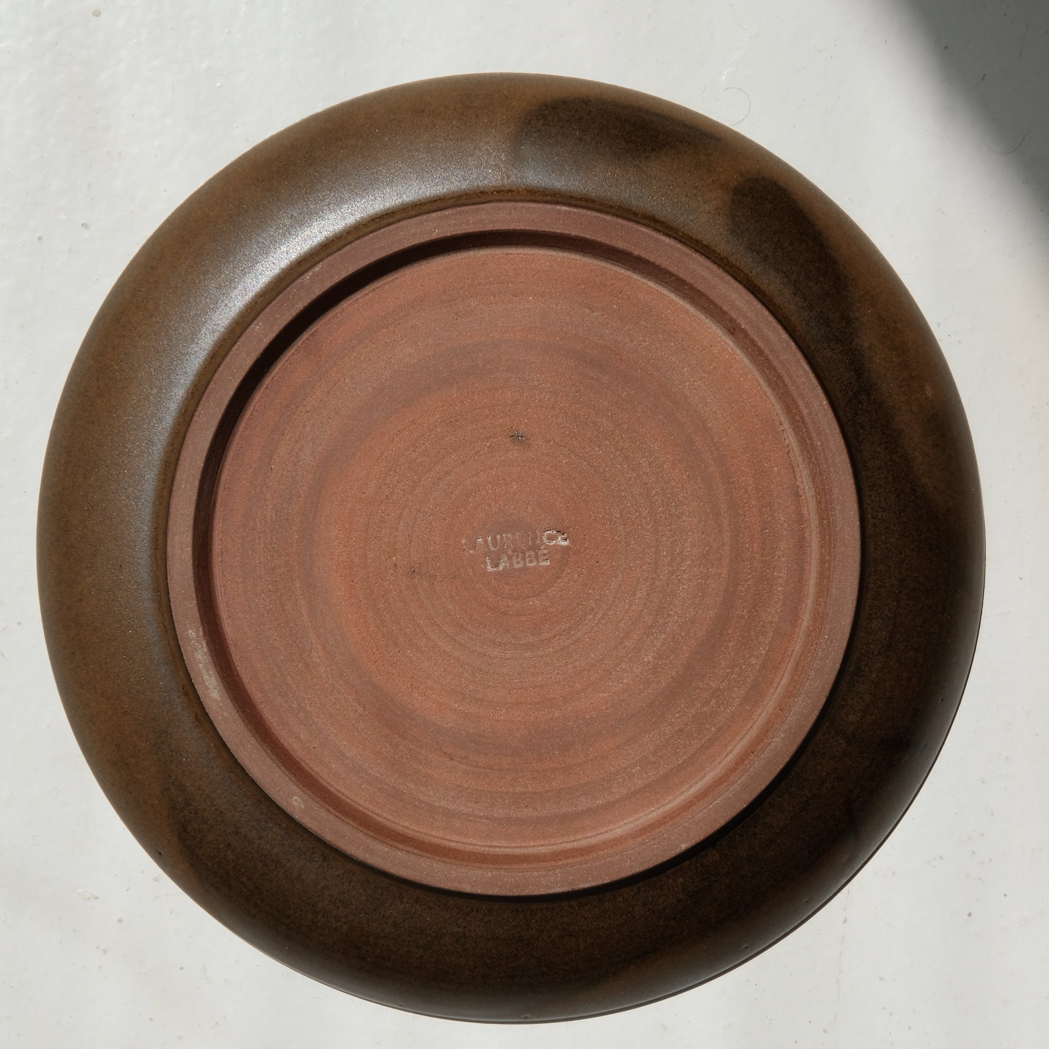 Assiette en grès rouge D 19cm - marron satiné par Laurence Labbé chez Brutal Ceramics