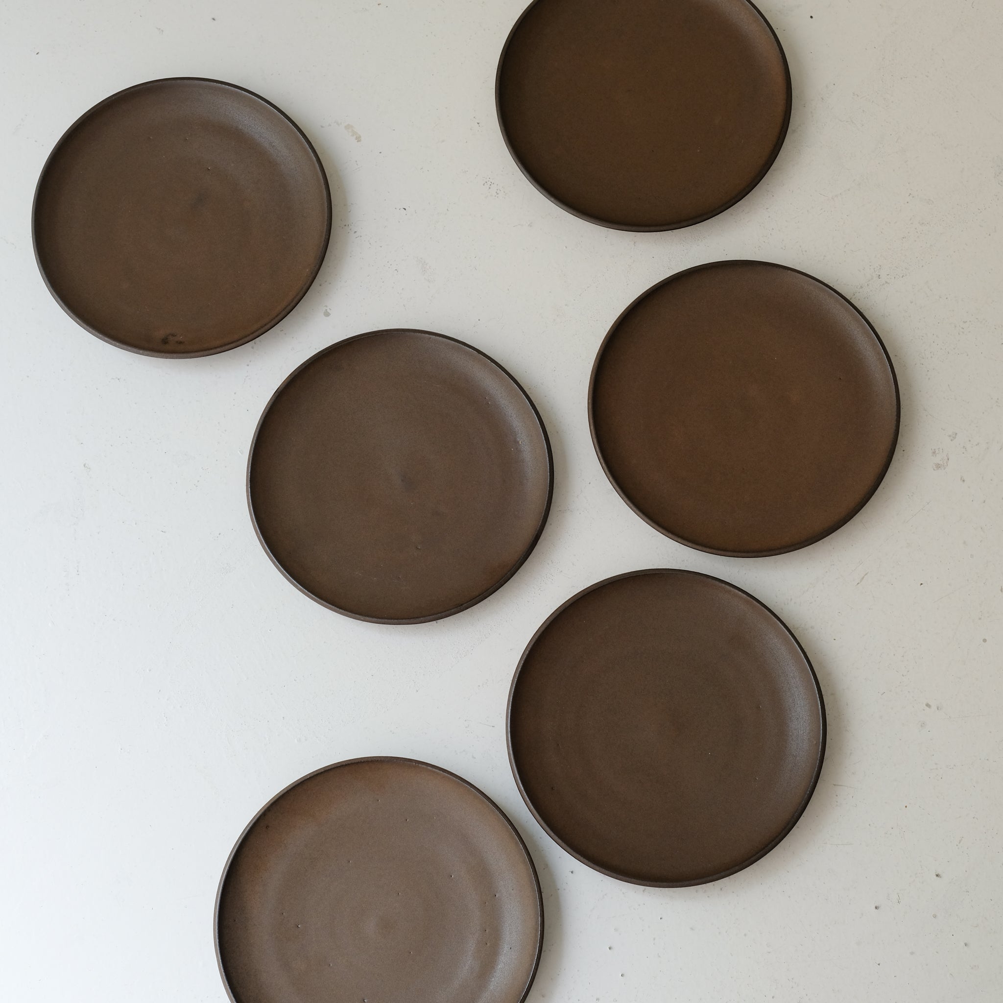 Assiette en grès rouge D 19cm - marron satiné par Laurence Labbé chez Brutal Ceramics