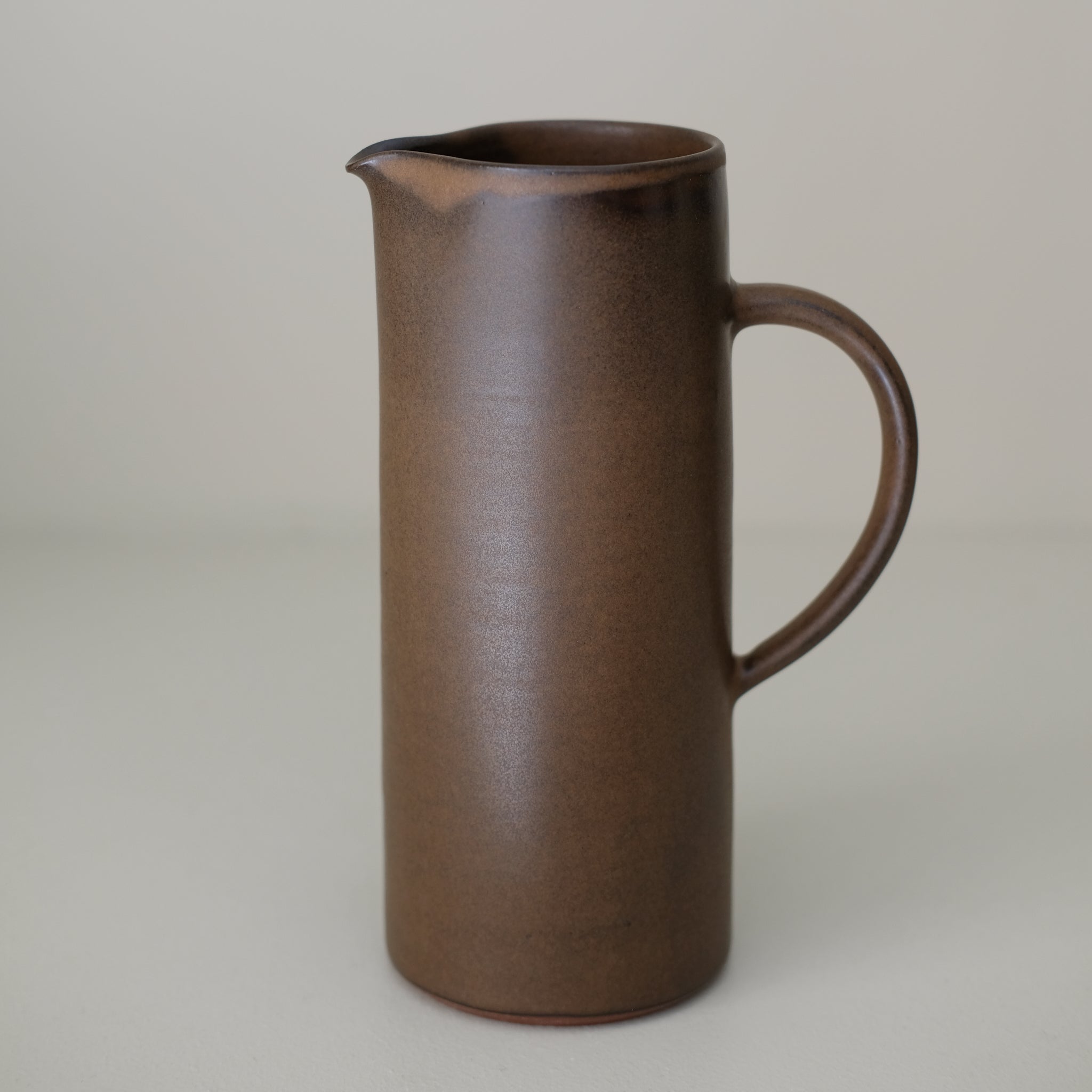 Pichet en grès rouge 700 ml - marron satiné de Laurence Labbé chez Brutal Ceramics