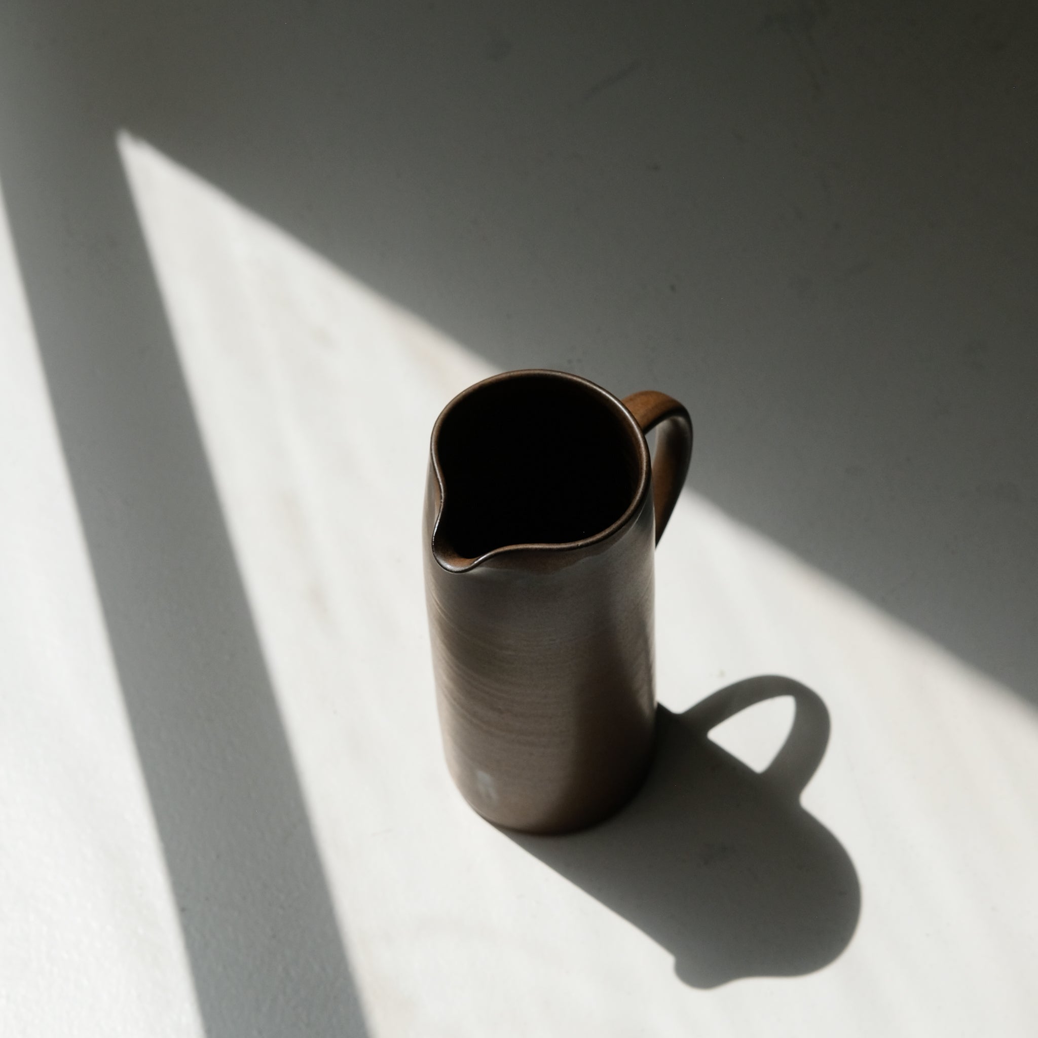 Pichet en grès rouge 700 ml - marron satiné de Laurence Labbé chez Brutal Ceramics