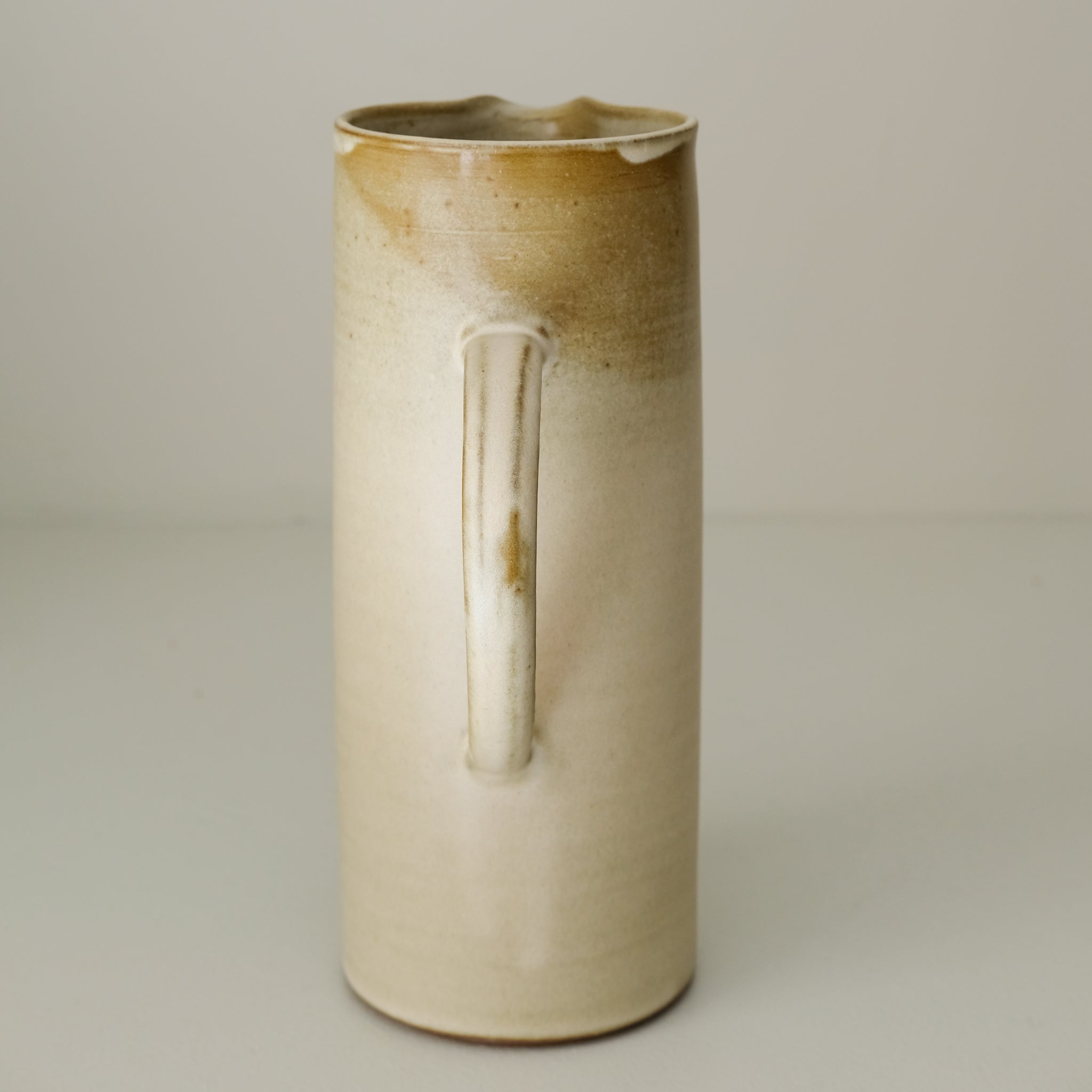 Pichet en grès rouge 700 ml - beige par Laurence Labbé chez Brutal Ceramics