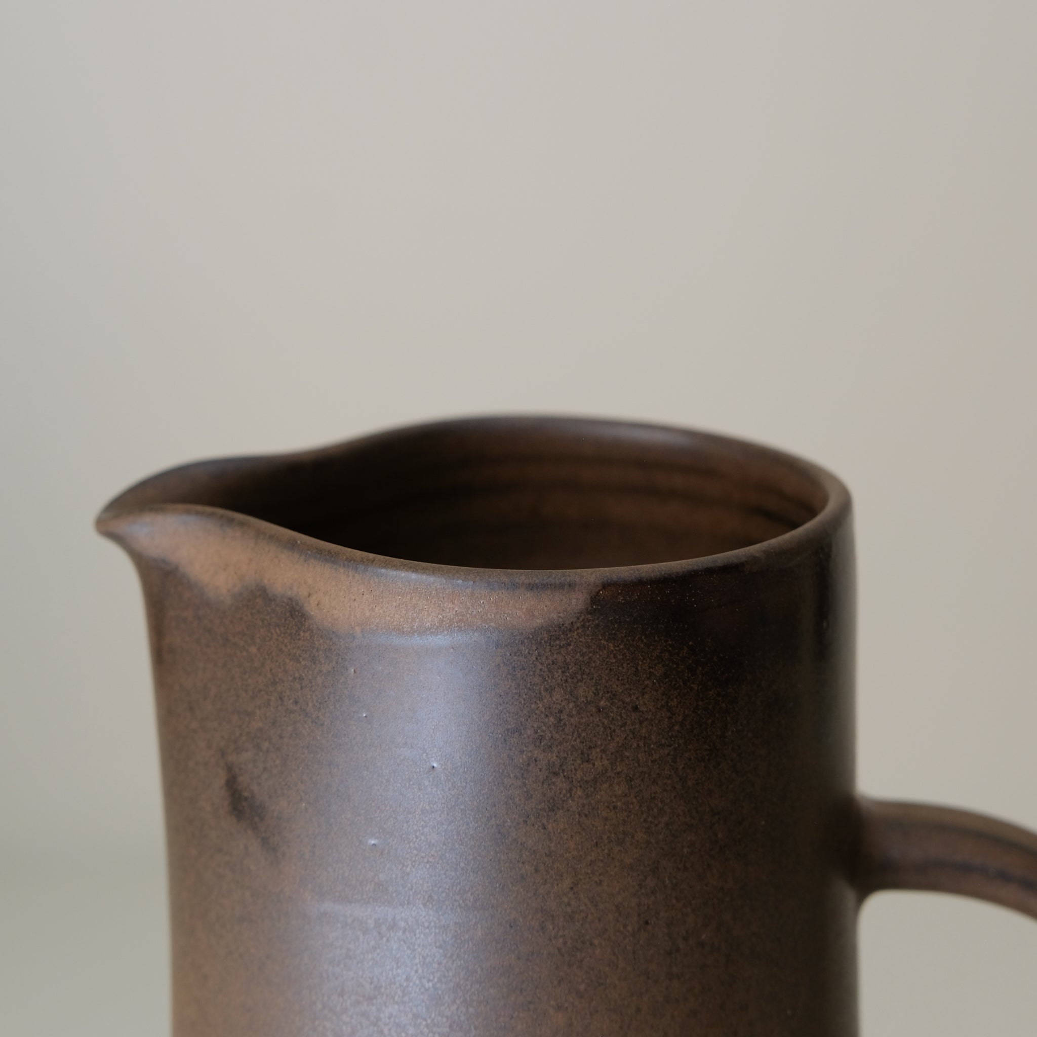 Pichet en grès rouge 700 ml - marron satiné de Laurence Labbé chez Brutal Ceramics
