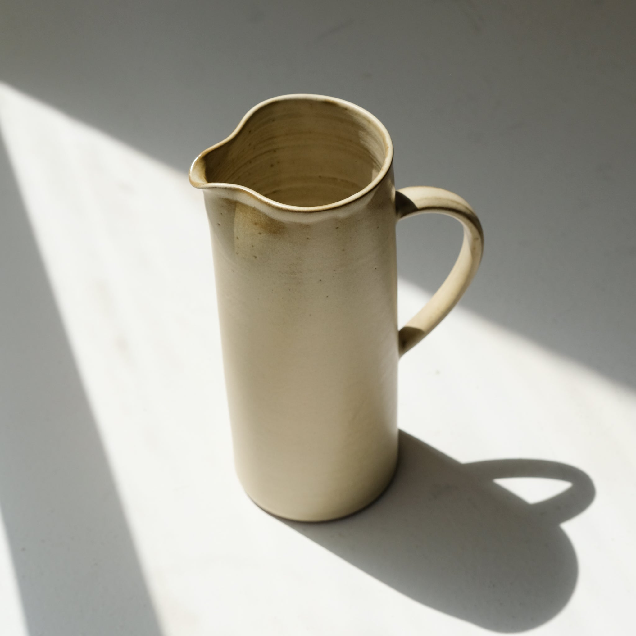 Pichet en grès rouge 700 ml - beige par Laurence Labbé chez Brutal Ceramics