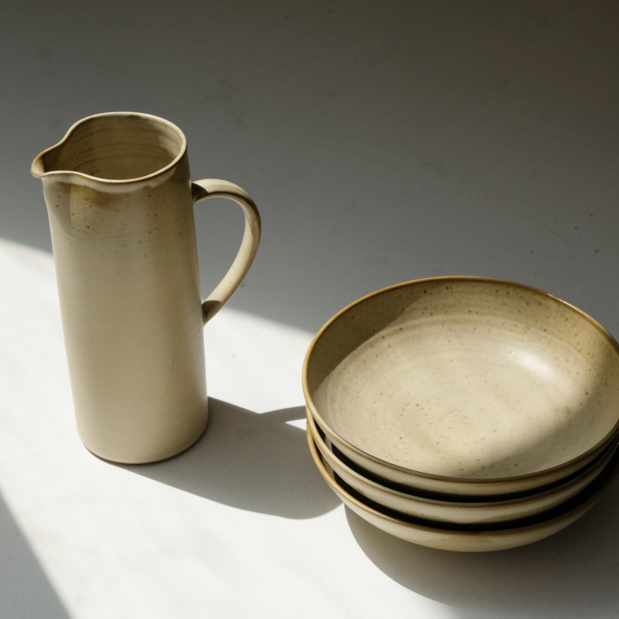 Assiette creuse en grès rouge D 20cm - beige par Laurence Labbé chez Brutal Ceramics