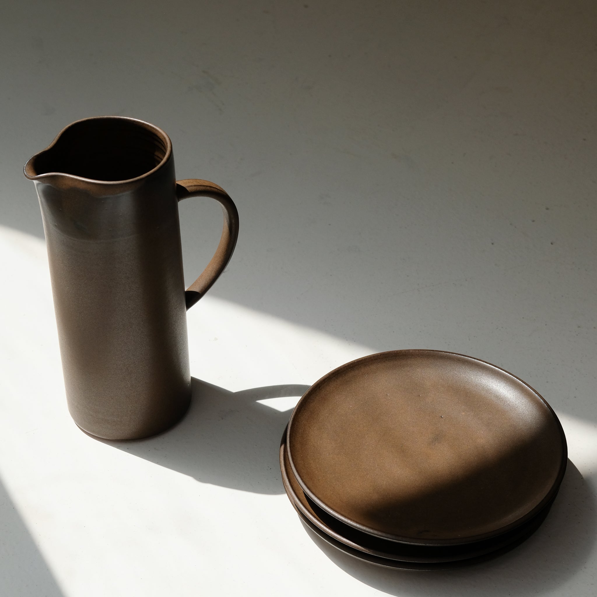 Pichet en grès rouge 700 ml - marron satiné de Laurence Labbé chez Brutal Ceramics