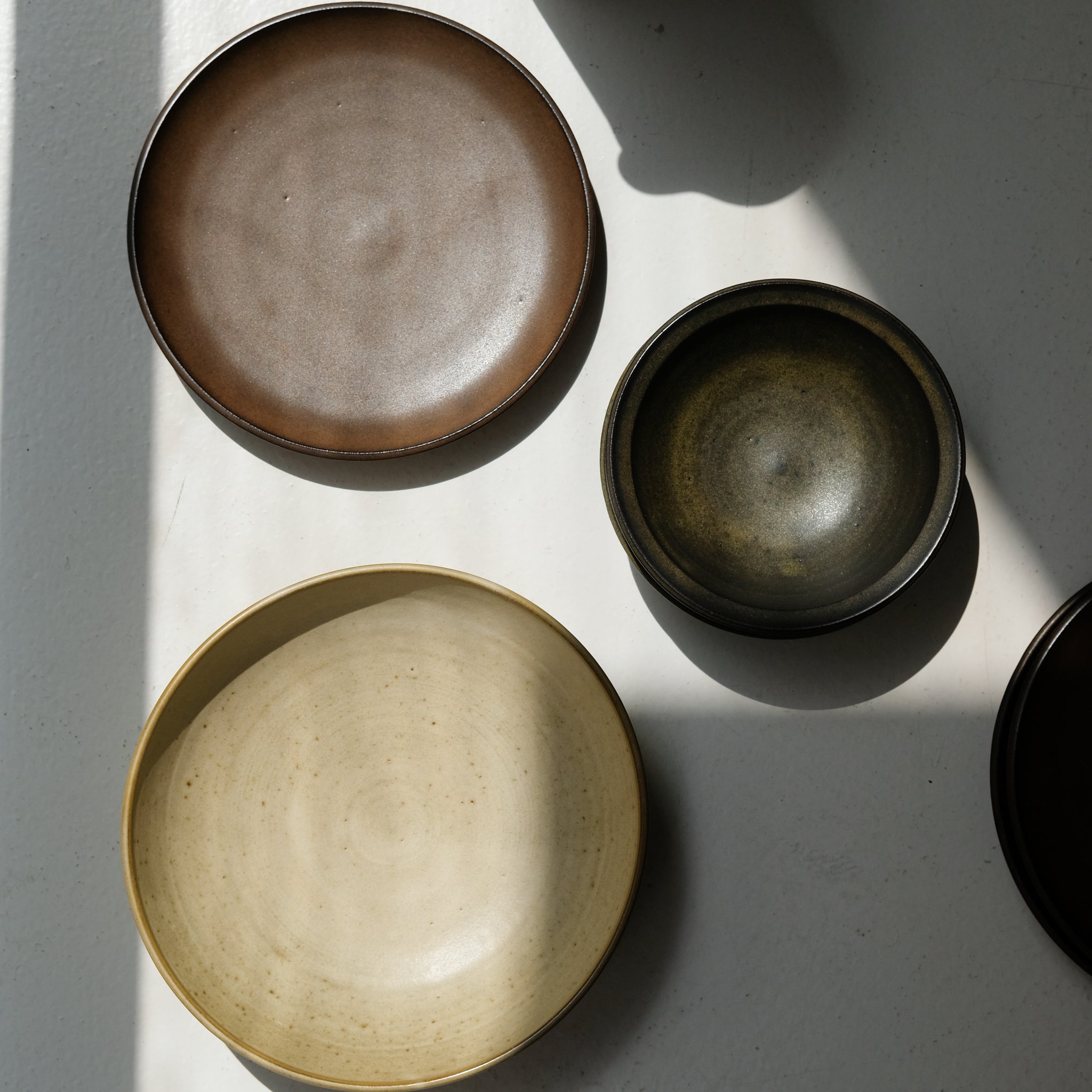 Assiette en grès rouge D 19cm - marron satiné par Laurence Labbé chez Brutal Ceramics