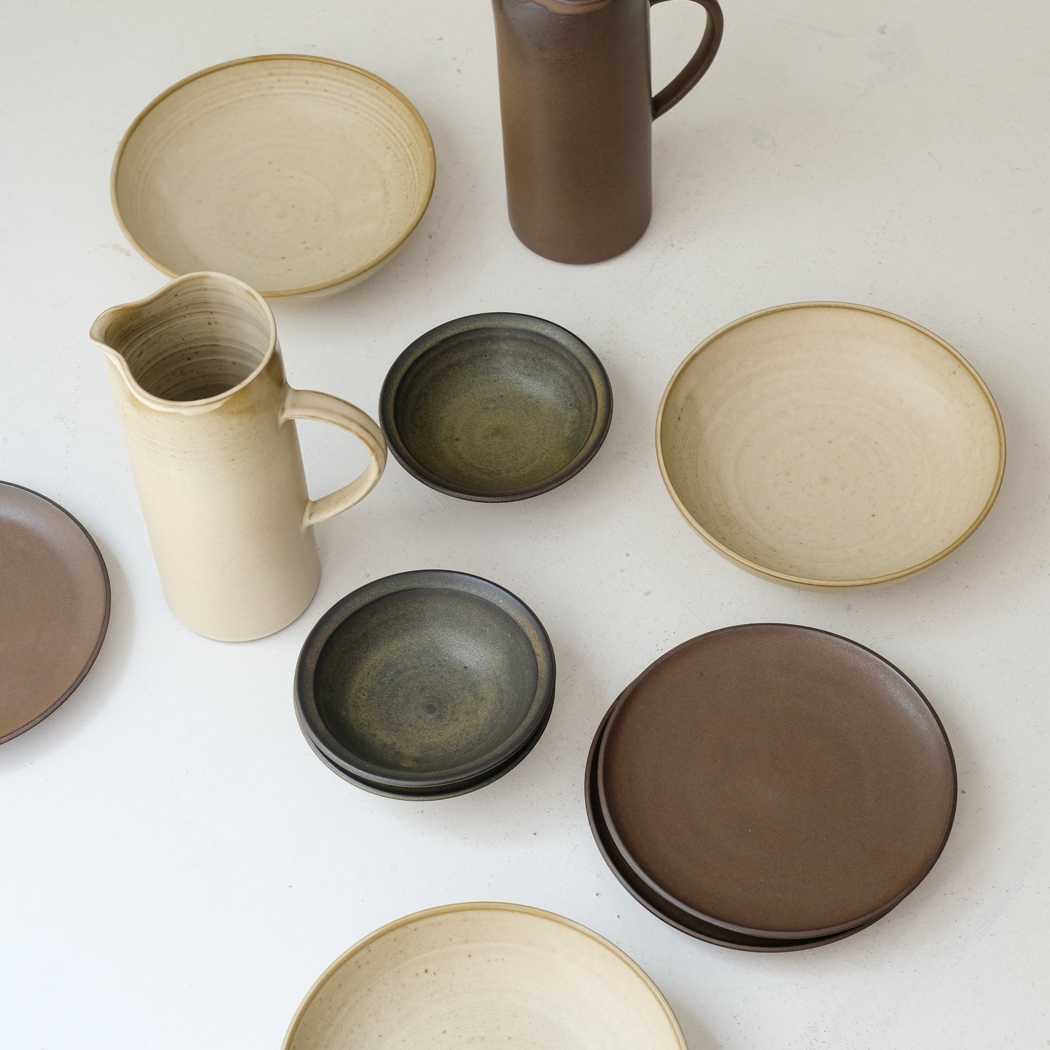 Assiette en grès rouge D 19cm - marron satiné par Laurence Labbé chez Brutal Ceramics