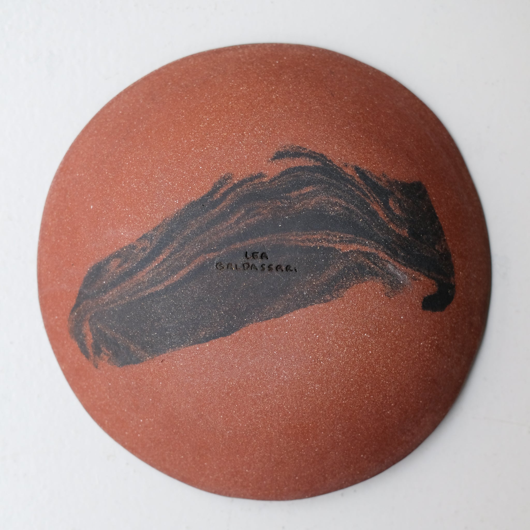 Assiette creuse D 21cm en terres mêlées - noir et brun de Léa Baldassari chez Brutal Ceramics