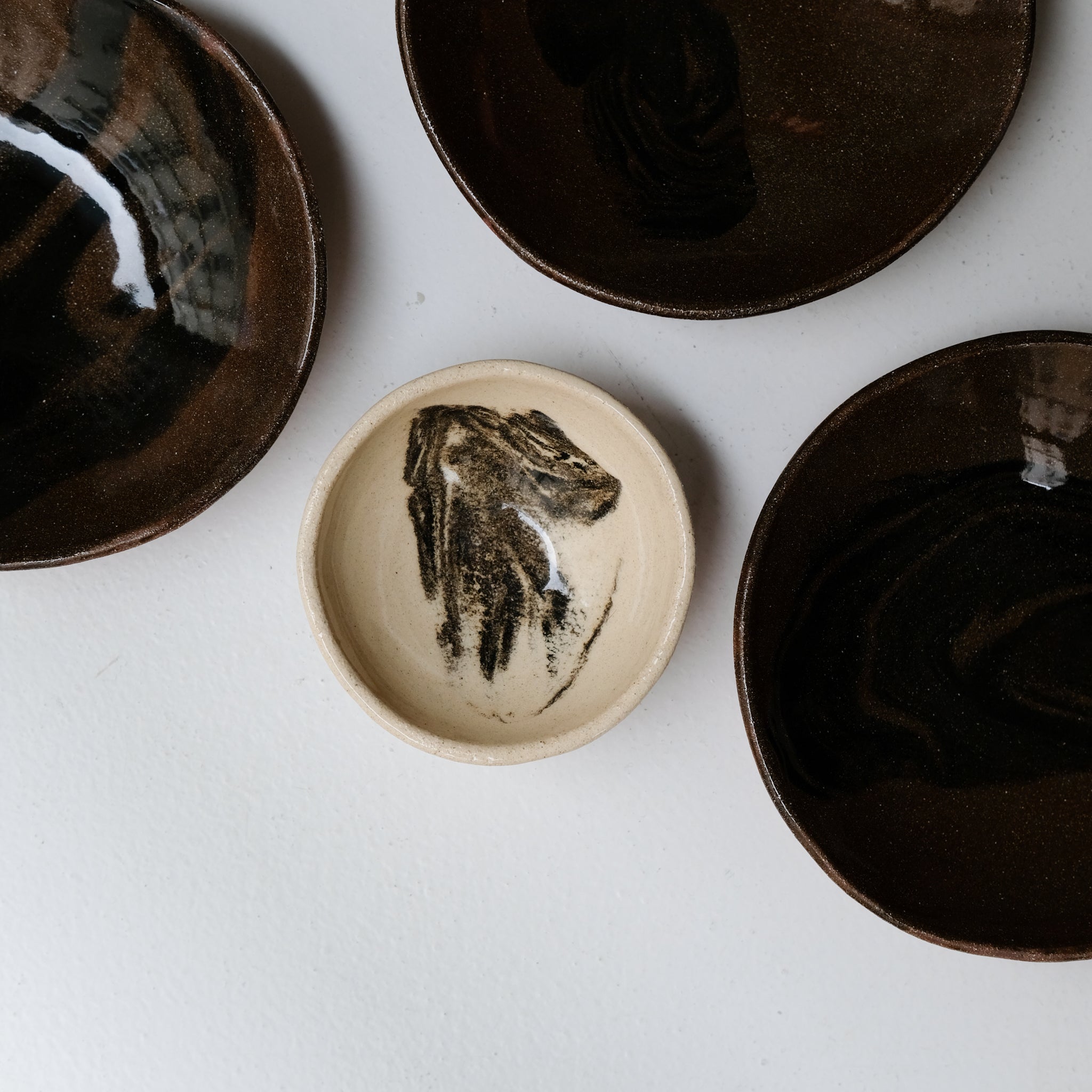Bol D 13cm en terres mêlées - noir et beige de Léa Baldassari chez Brutal Ceramics
