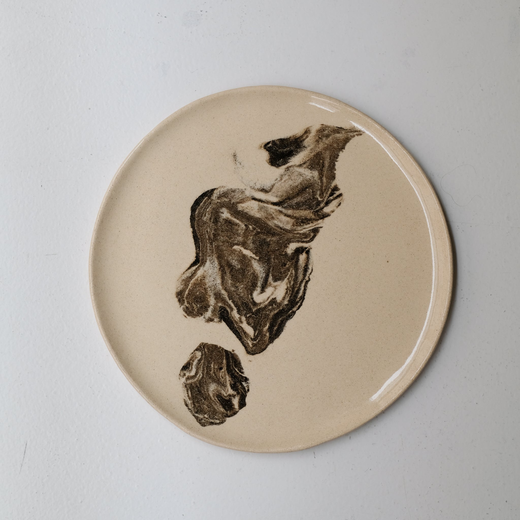 Plat rond D 32cm en terres mêlées - noir et beige de Léa Baldassari chez Brutal Ceramics
