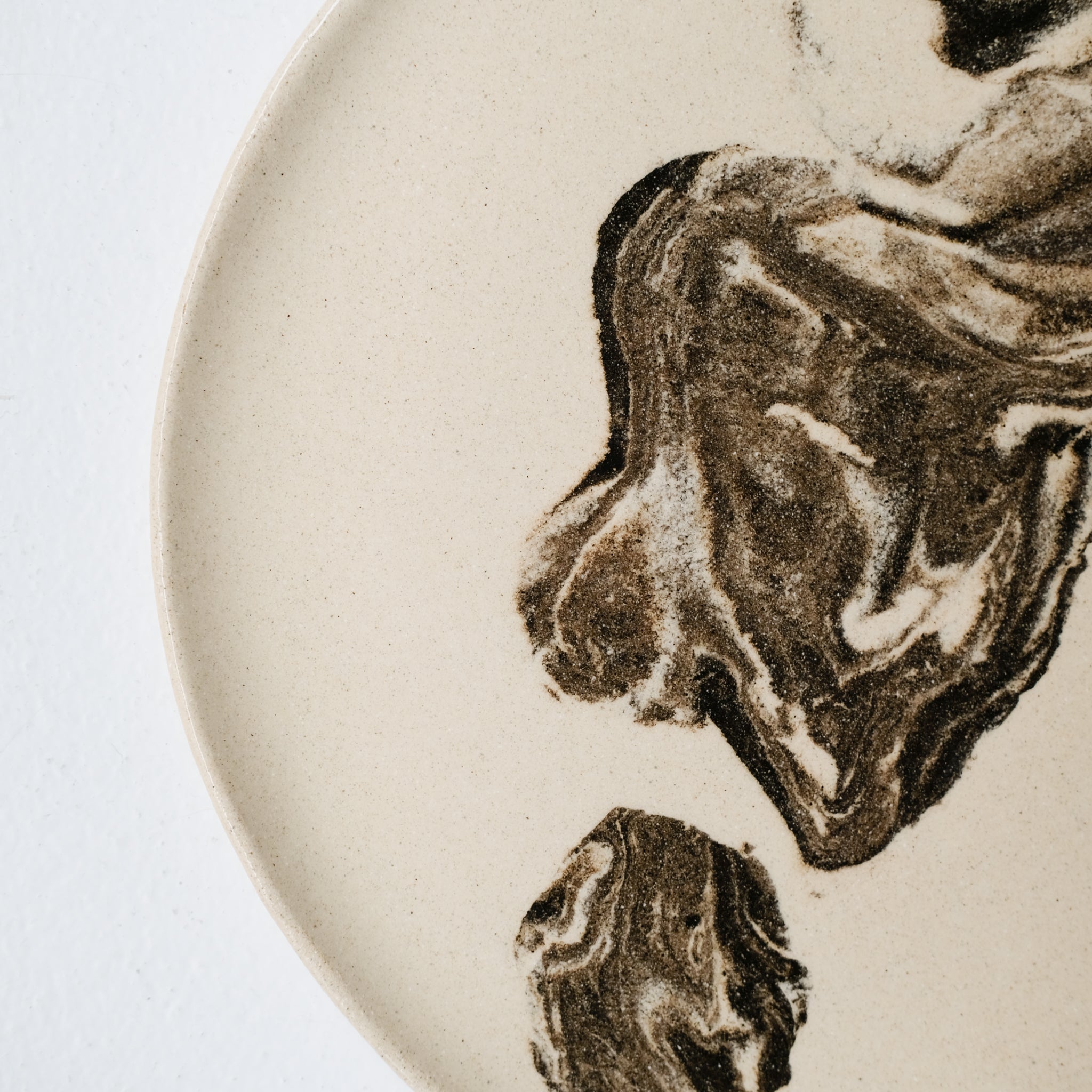 Plat rond D 32cm en terres mêlées - noir et beige de Léa Baldassari chez Brutal Ceramics