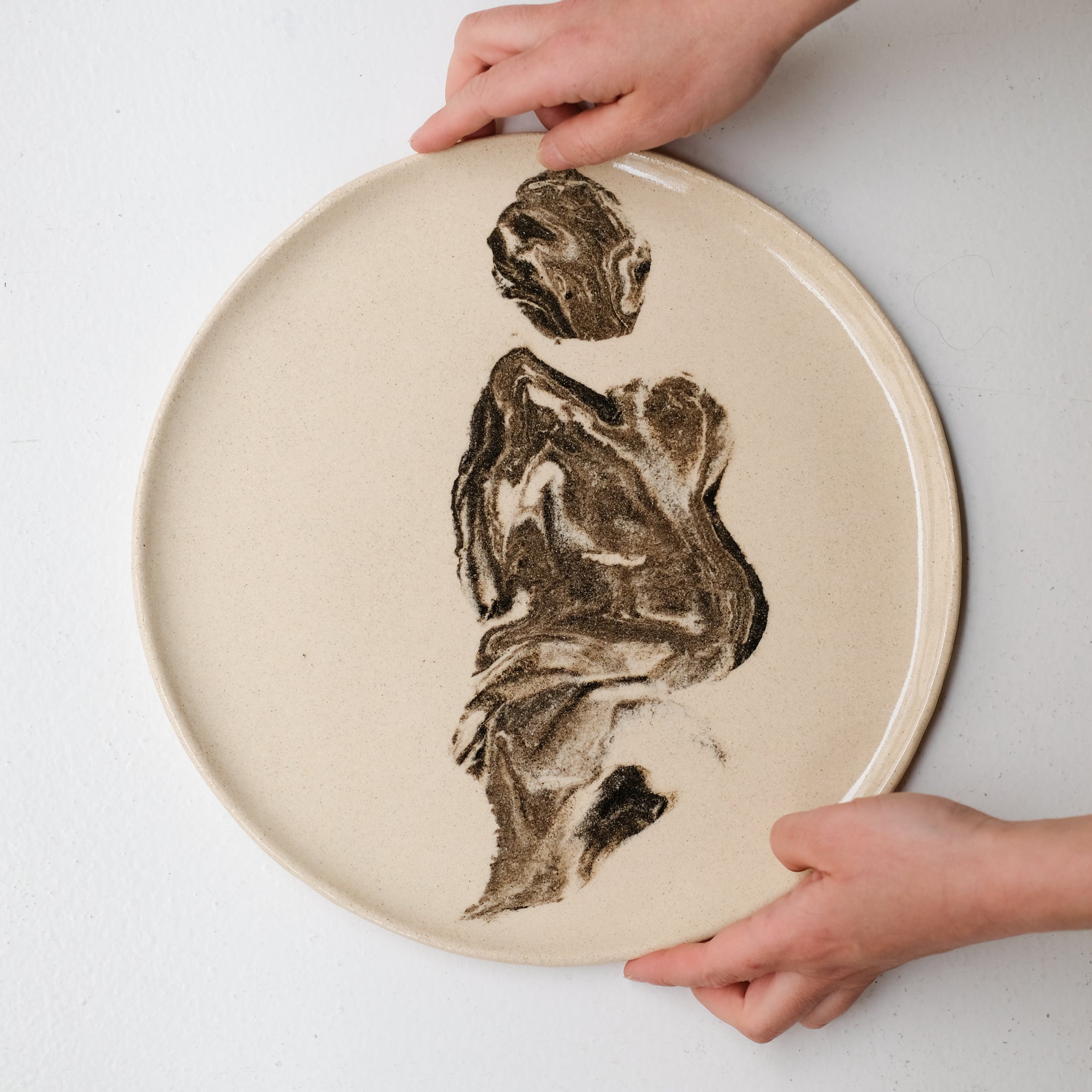 Plat rond D 32cm en terres mêlées - noir et beige de Léa Baldassari chez Brutal Ceramics