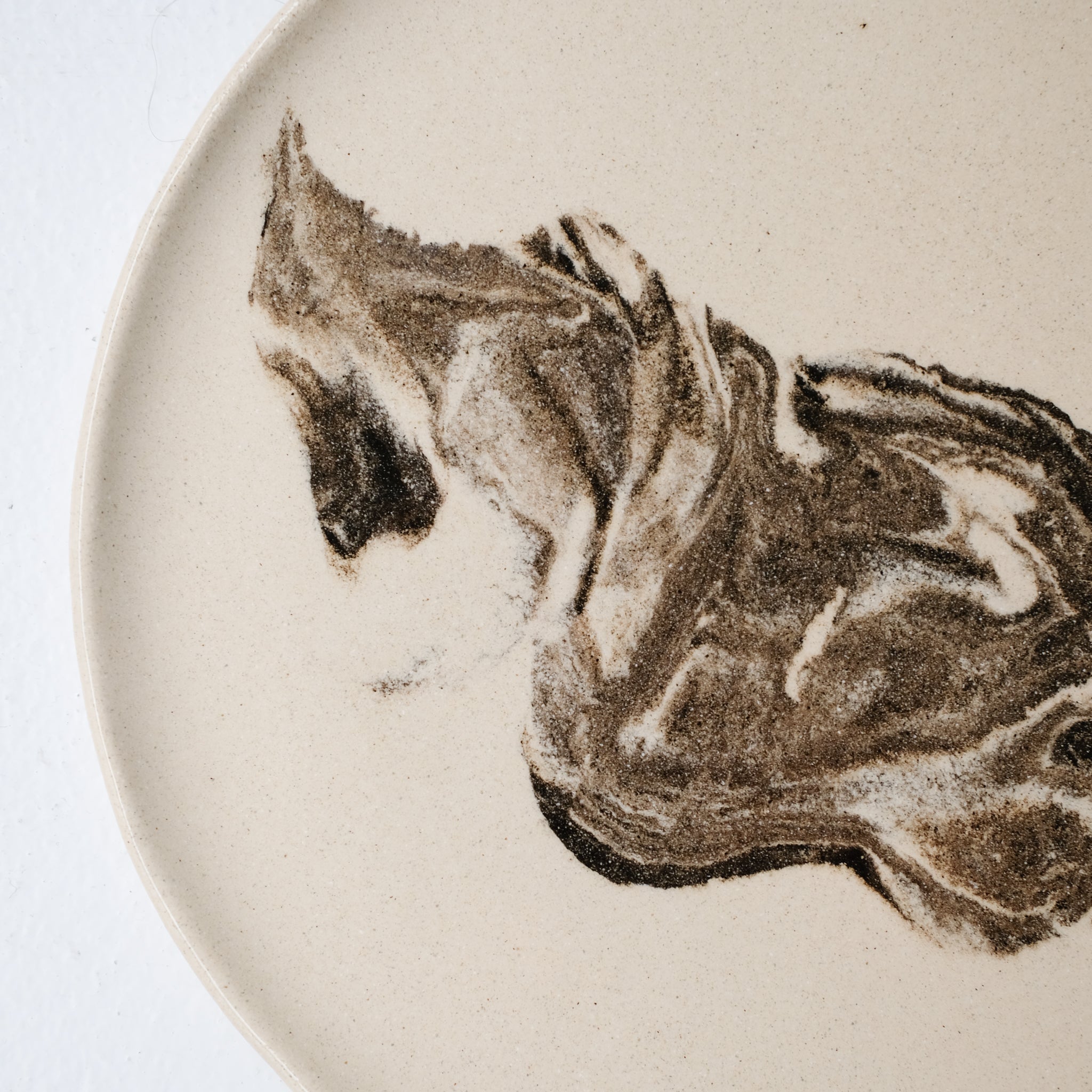 Plat rond D 32cm en terres mêlées - noir et beige de Léa Baldassari chez Brutal Ceramics