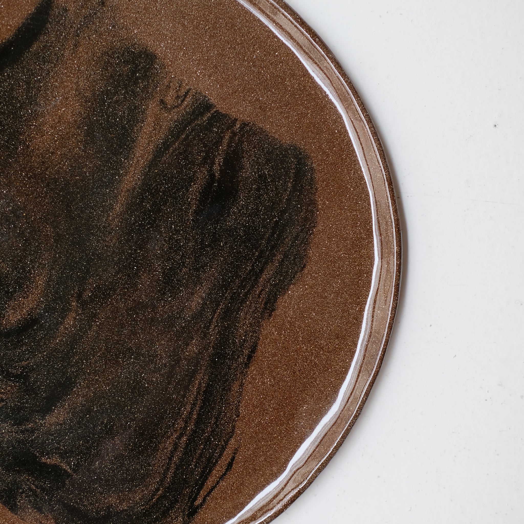 Plat rond D 32cm en terres mêlées - noir et brun de Léa Baldassari chez Brutal Ceramics