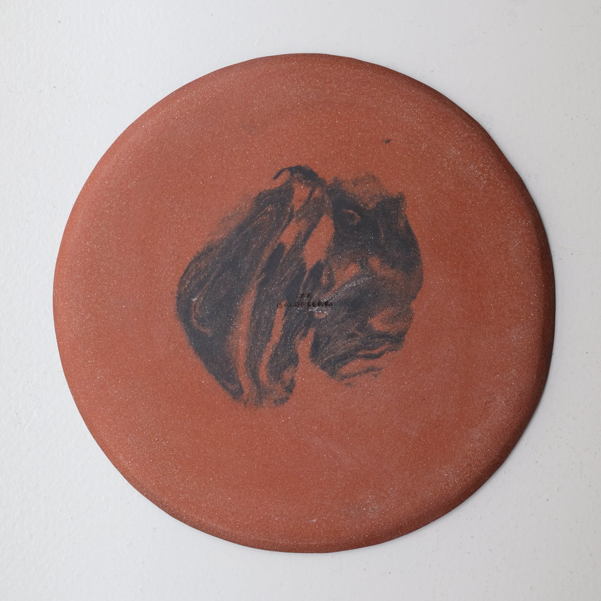 Plat rond D 32cm en terres mêlées - noir et brun de Léa Baldassari chez Brutal Ceramics