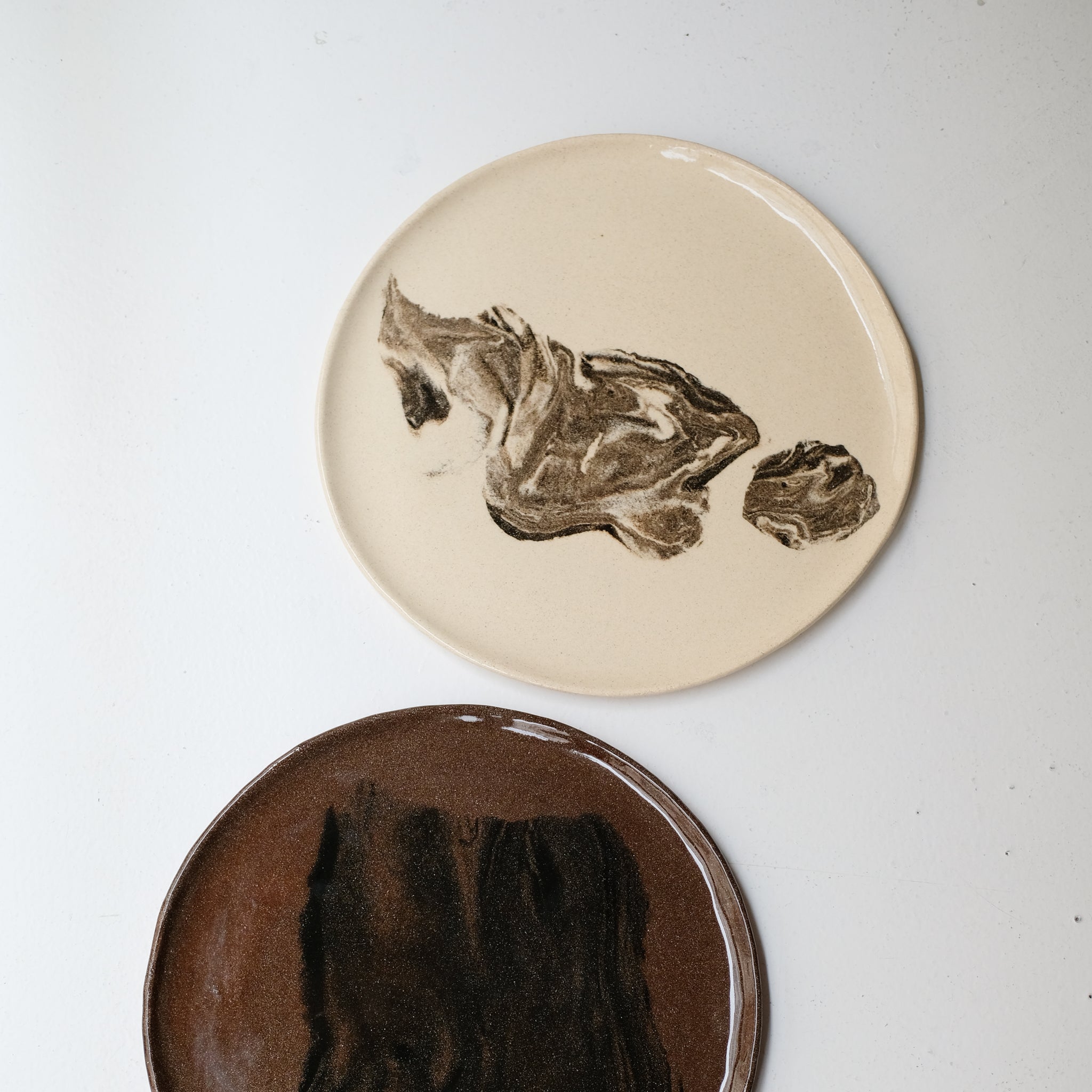 Plat rond D 32cm en terres mêlées - noir et beige de Léa Baldassari chez Brutal Ceramics