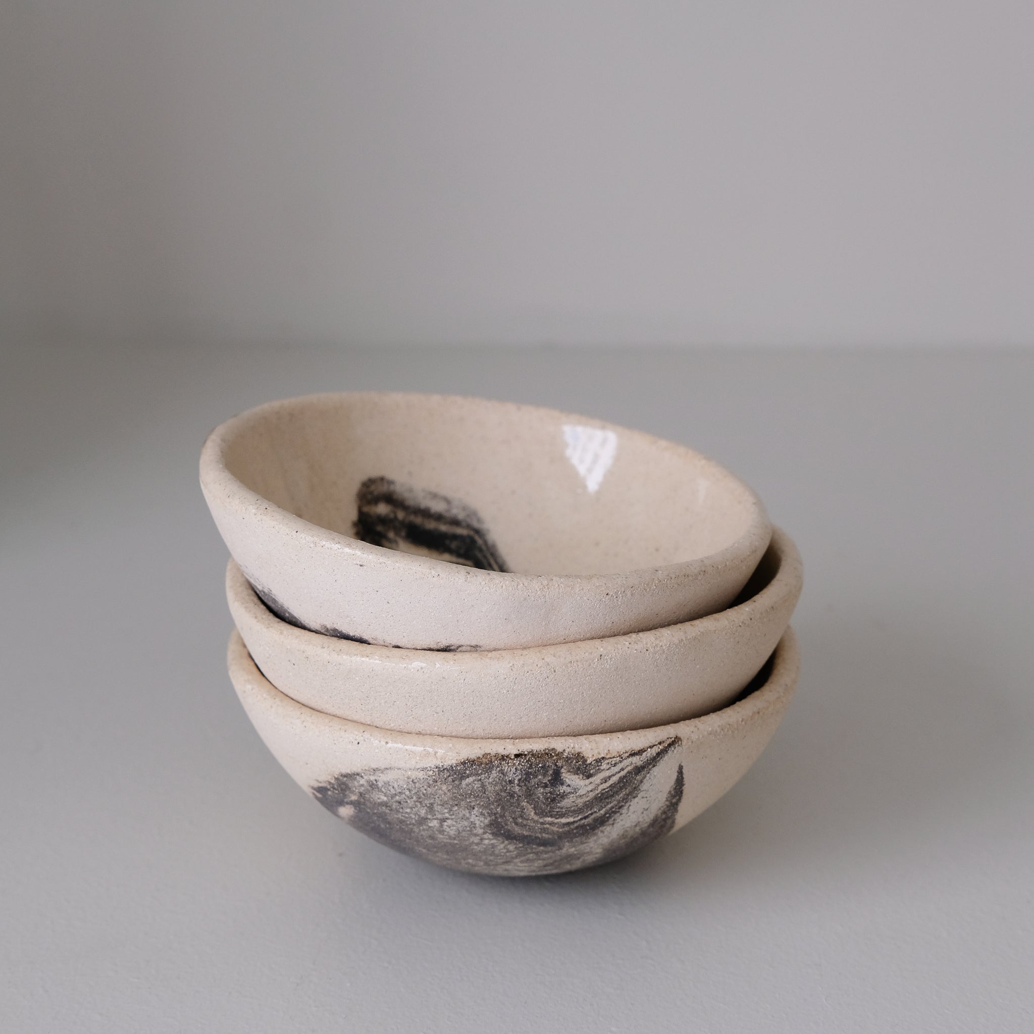 Bol D 13cm en terres mêlées - noir et beige de Léa Baldassari chez Brutal Ceramics