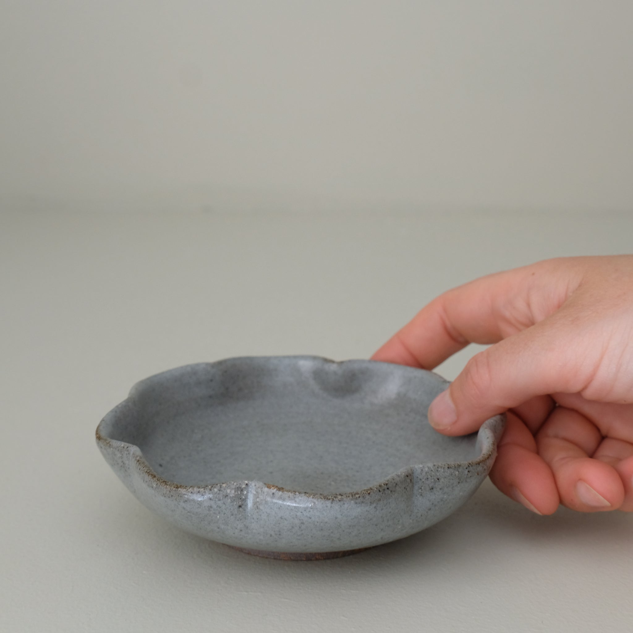 Assiette "fleurs" en grès D 12,5cm - gris clair de Lisa Streich chez Brutal Ceramics
