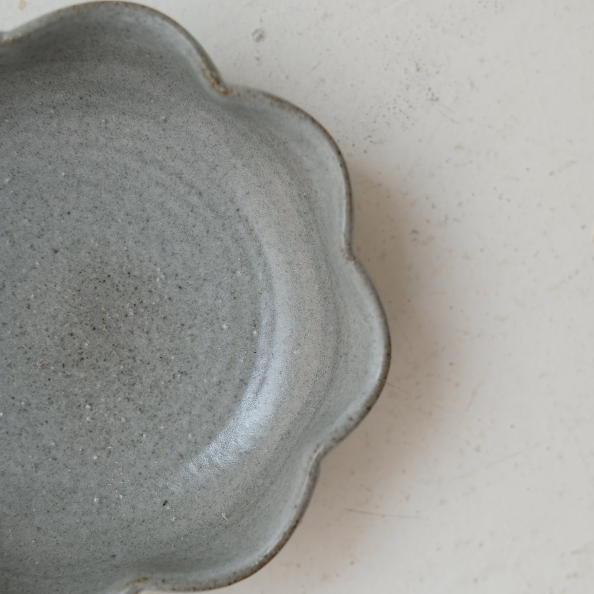 Assiette "fleurs" en grès D 12,5cm - gris clair de Lisa Streich chez Brutal Ceramics