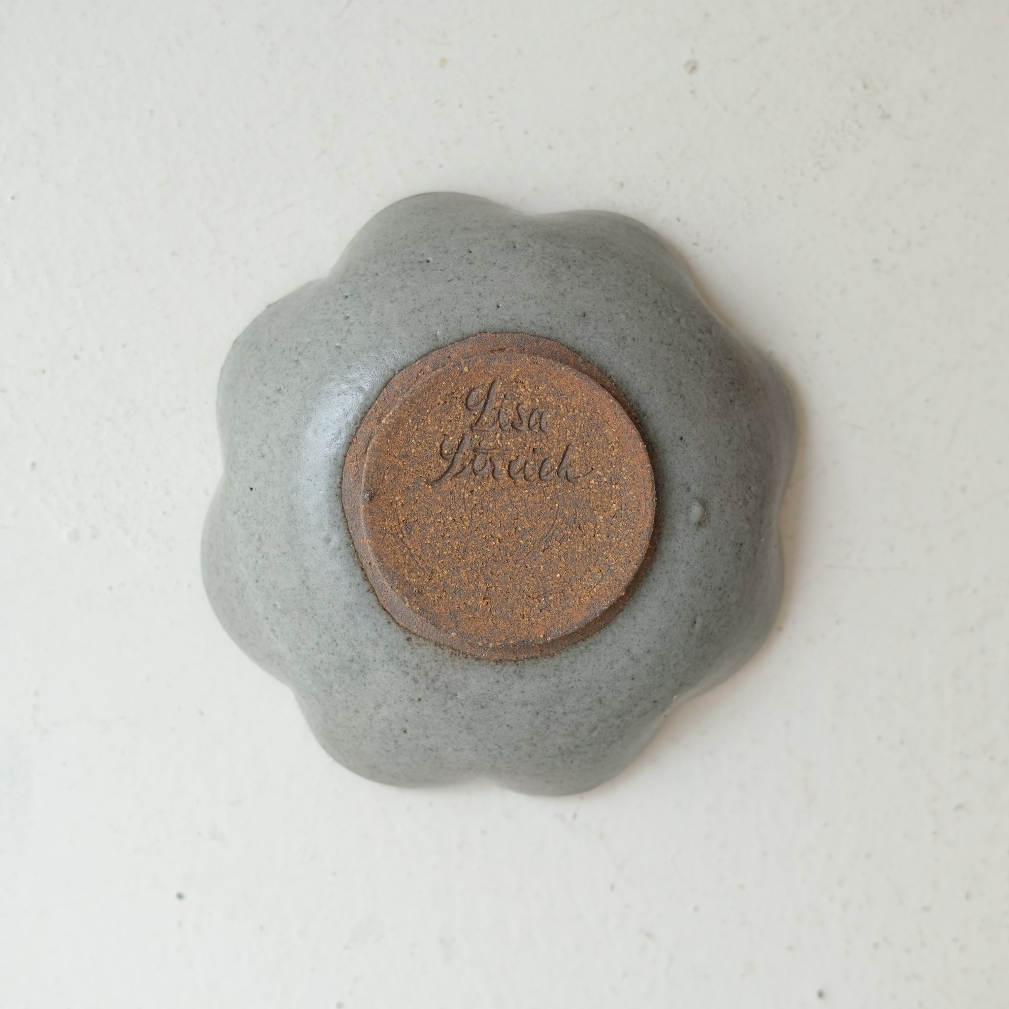 Assiette "fleurs" en grès D 12,5cm - gris clair de Lisa Streich chez Brutal Ceramics
