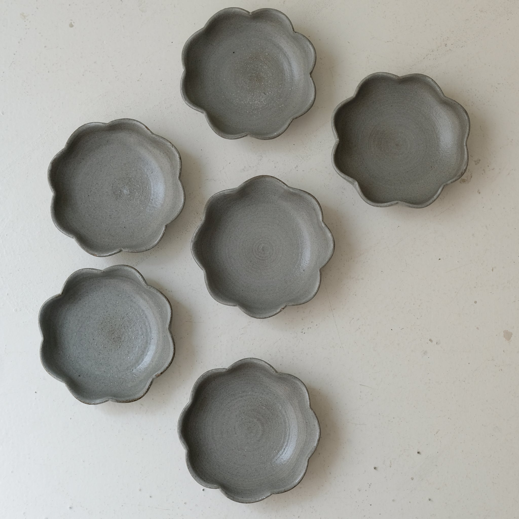 Assiette "fleurs" en grès D 12,5cm - gris clair de Lisa Streich chez Brutal Ceramics