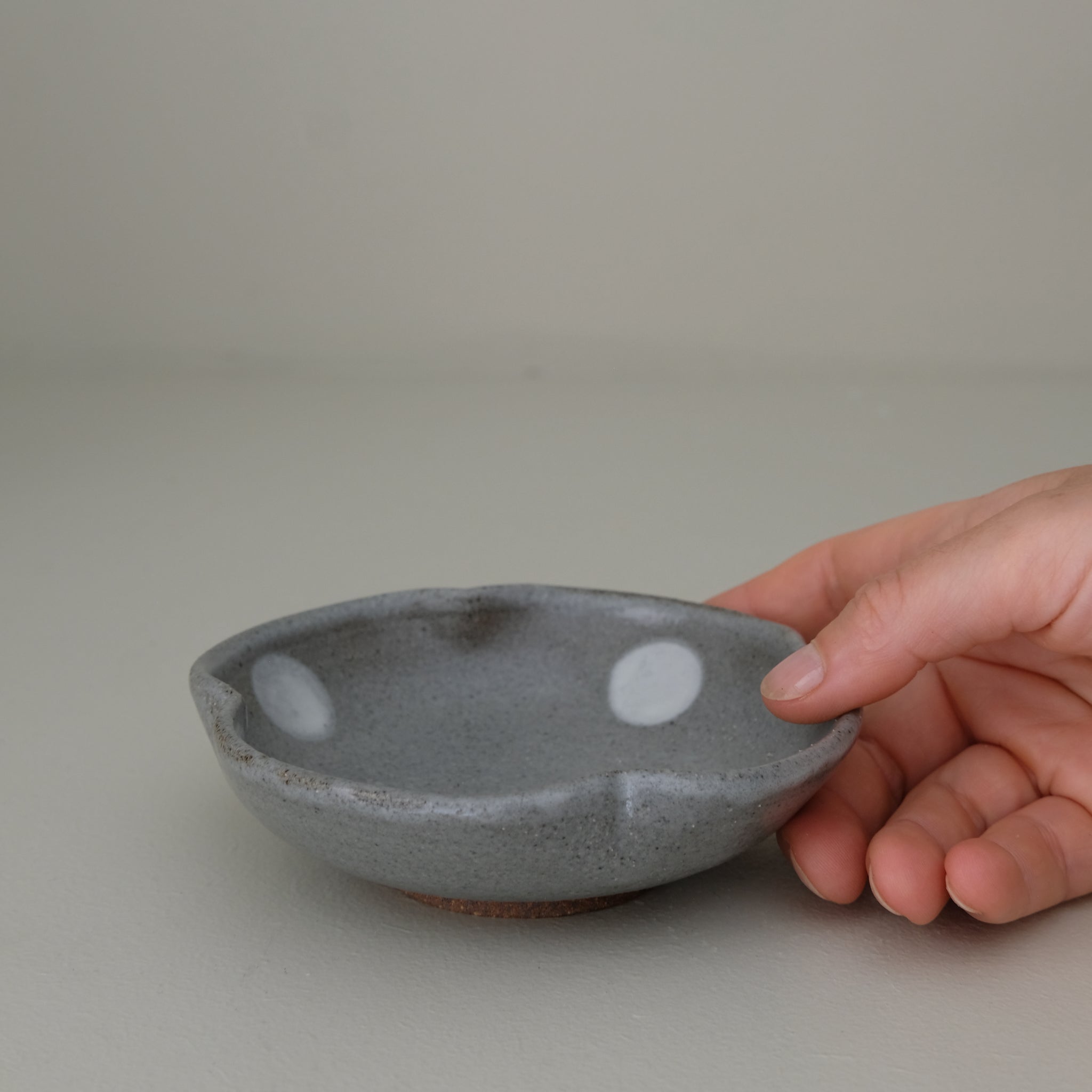 Coupelle "trèfle" en grès D 12,5cm - gris clair pois de Lisa Streich chez Brutal Ceramics