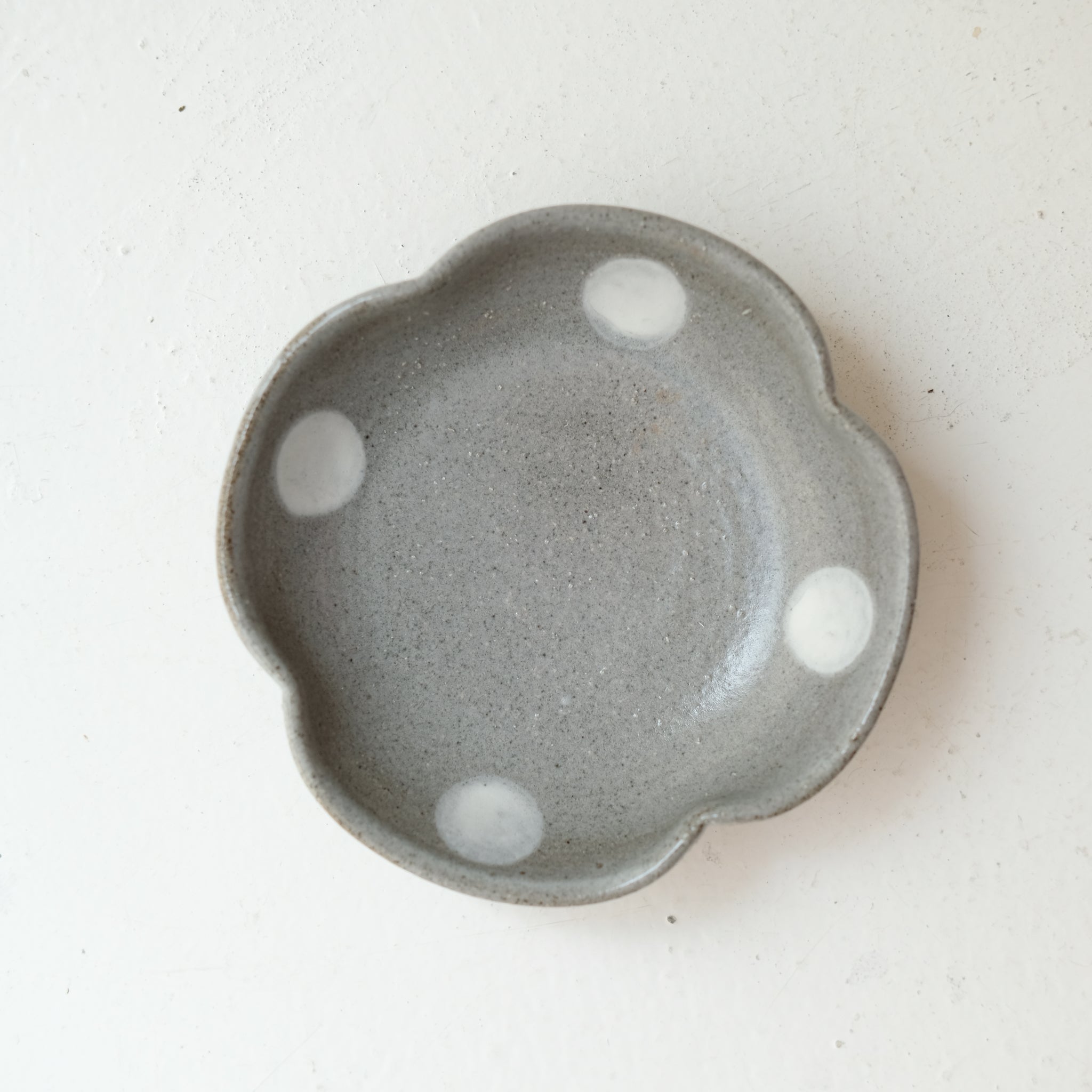 Coupelle "trèfle" en grès D 12,5cm - gris clair pois de Lisa Streich chez Brutal Ceramics