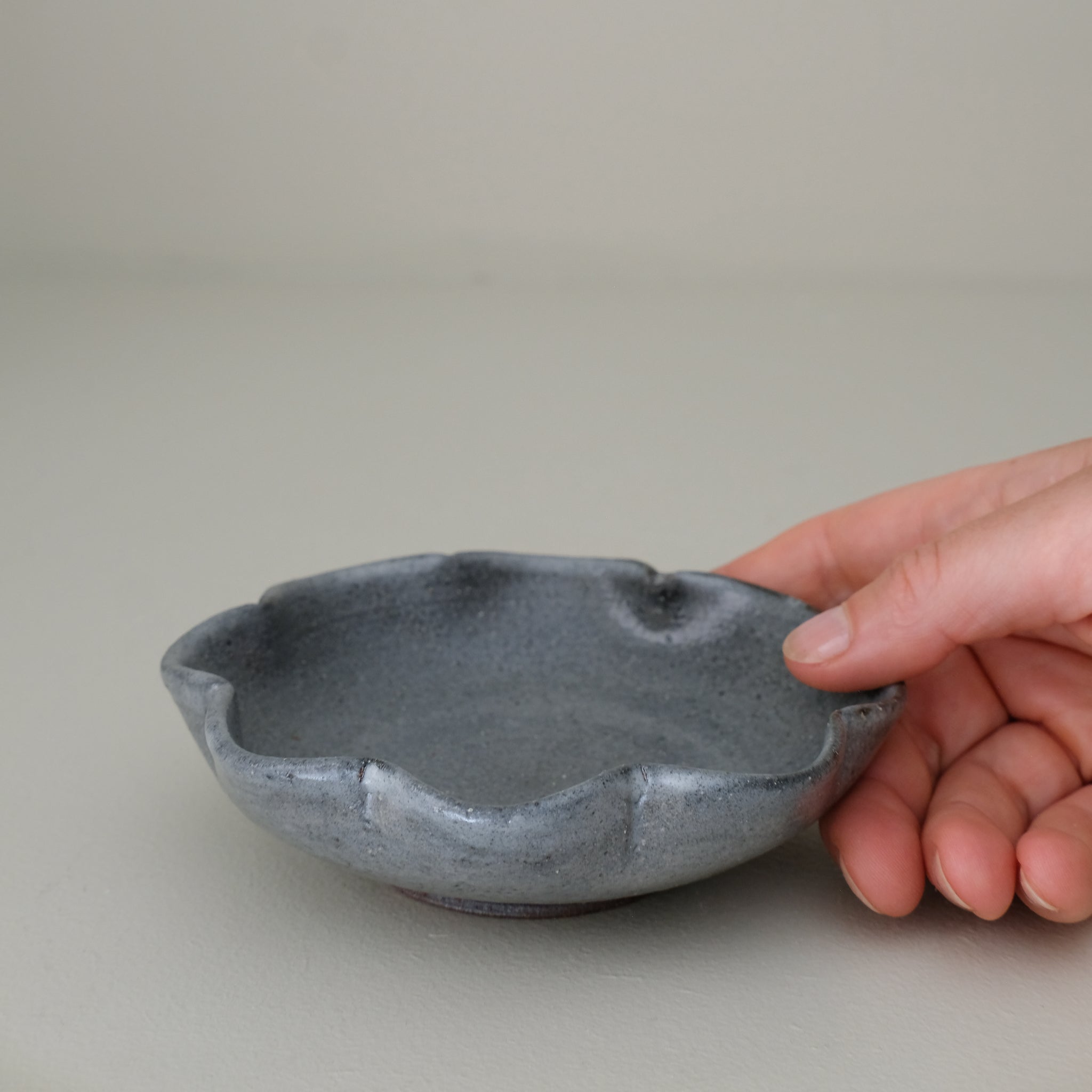 Coupelle "fleurs" en grès D 12,5cm - gris foncé de Lisa Streich chez Brutal Ceramics