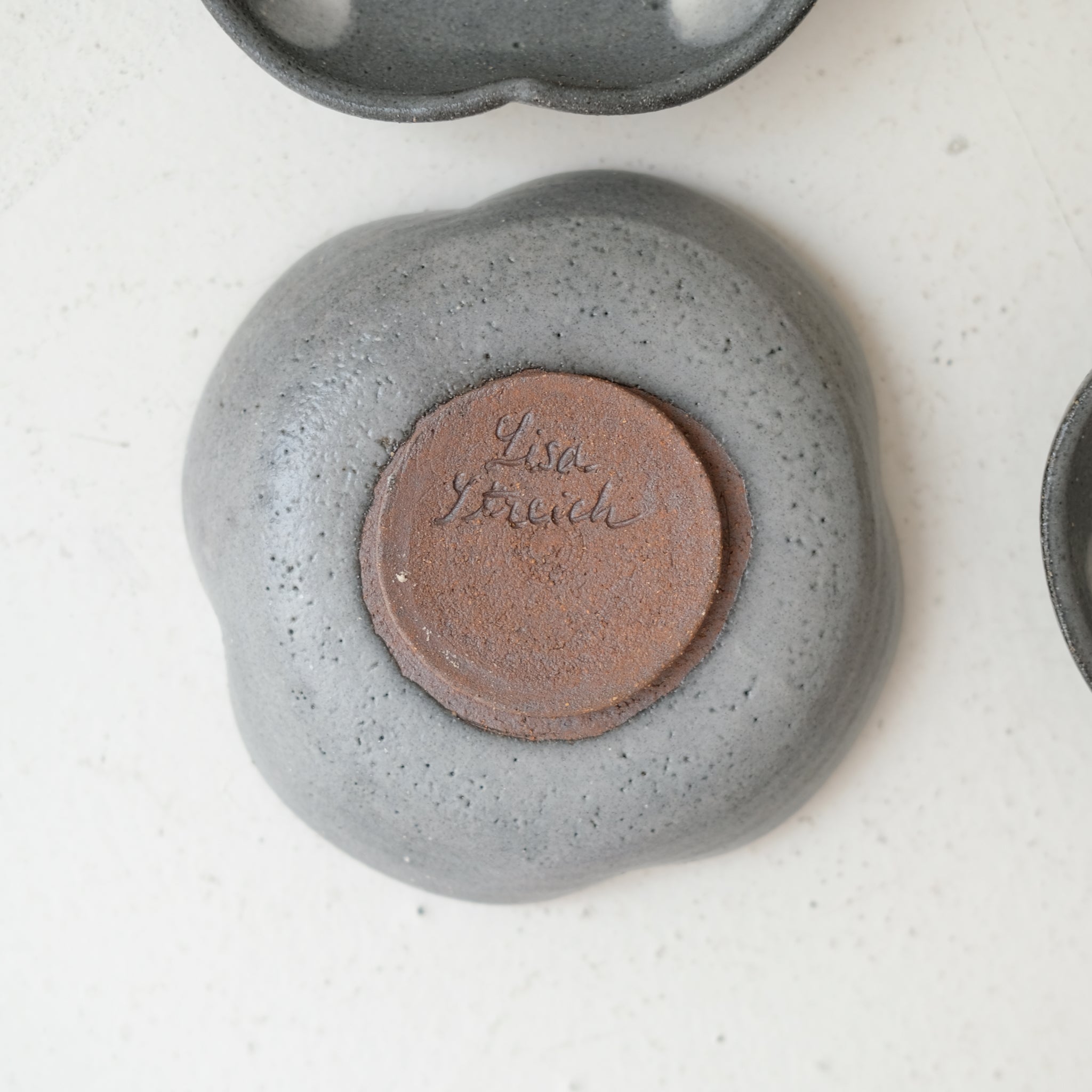 Coupelle "trèfle" en grès D 12,5cm - gris foncé pois de Lisa Streich chez Brutal Ceramics