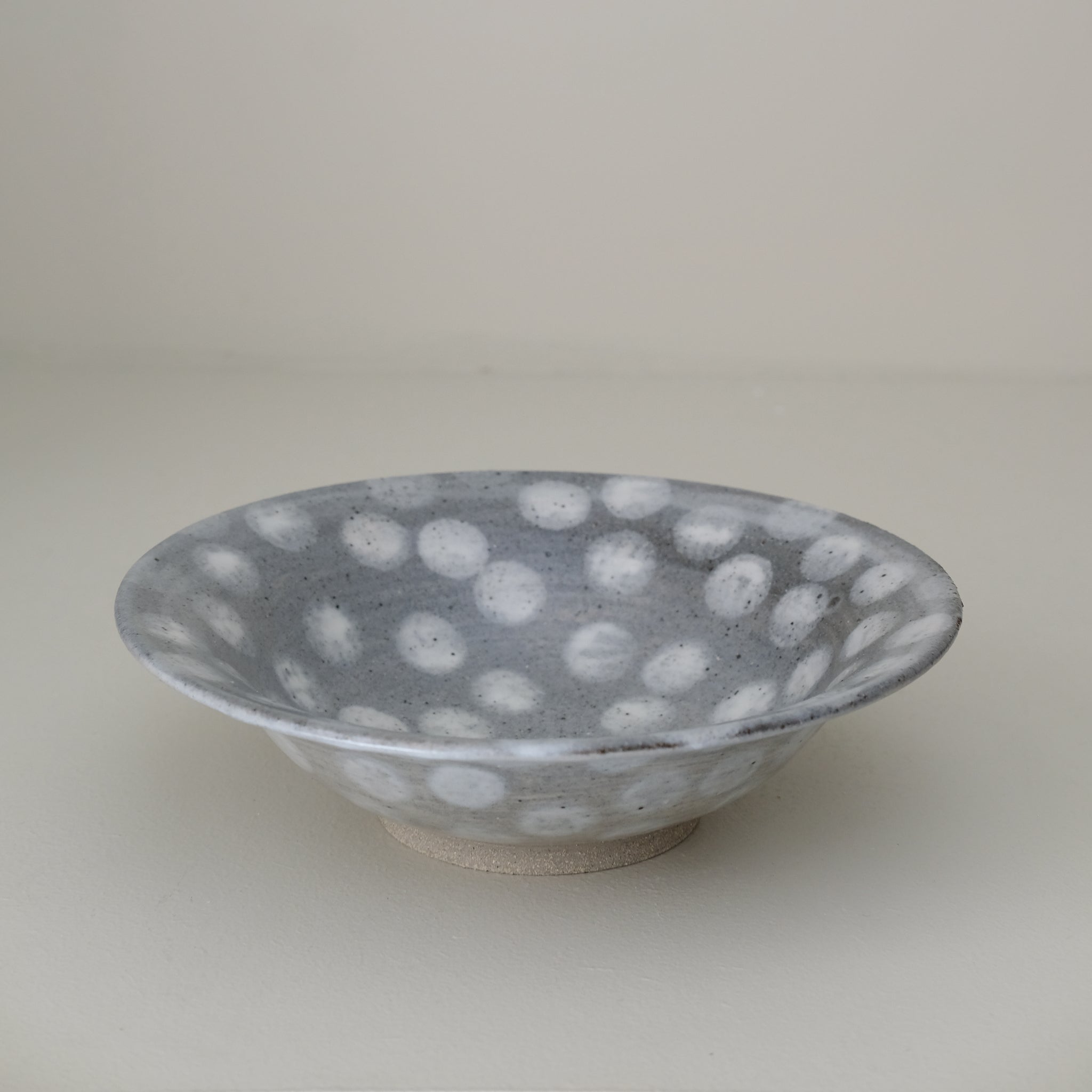 Assiette creuse en grès D 19,5cm - pois de Lisa Streich chez Brutal Ceramics