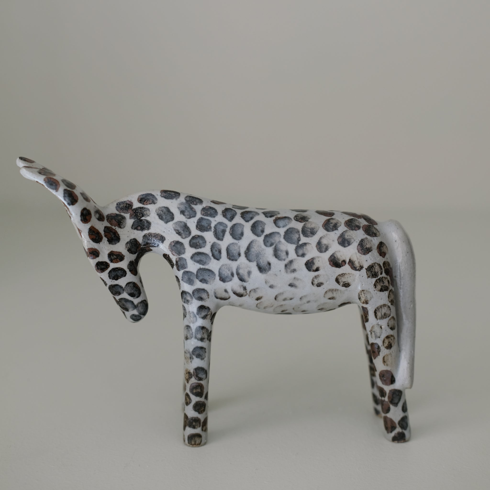 Ane en grès H 14cm - blanc et pois brun de Lisa Streich chez Brutal Ceramics