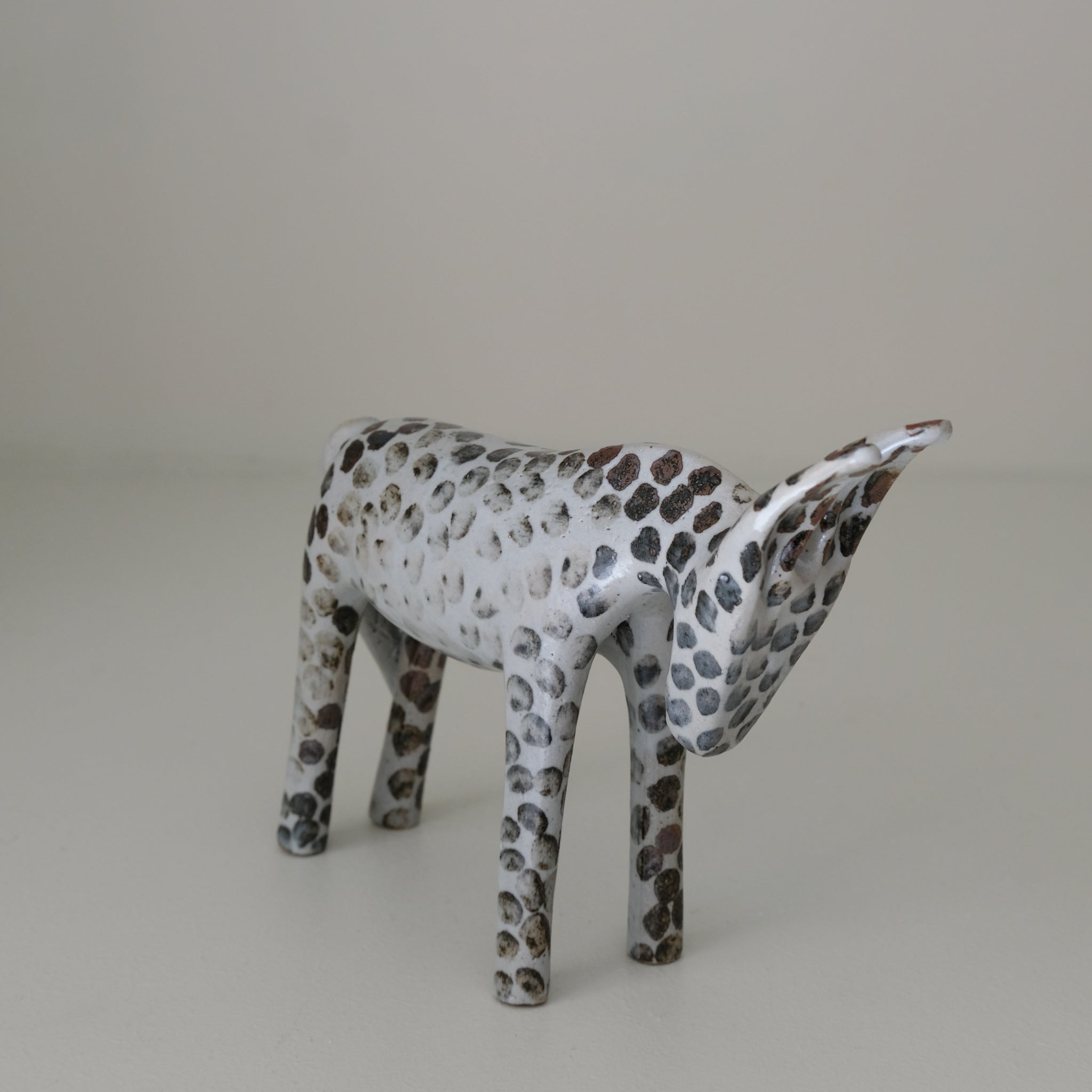 Ane en grès H 14cm - blanc et pois brun de Lisa Streich chez Brutal Ceramics