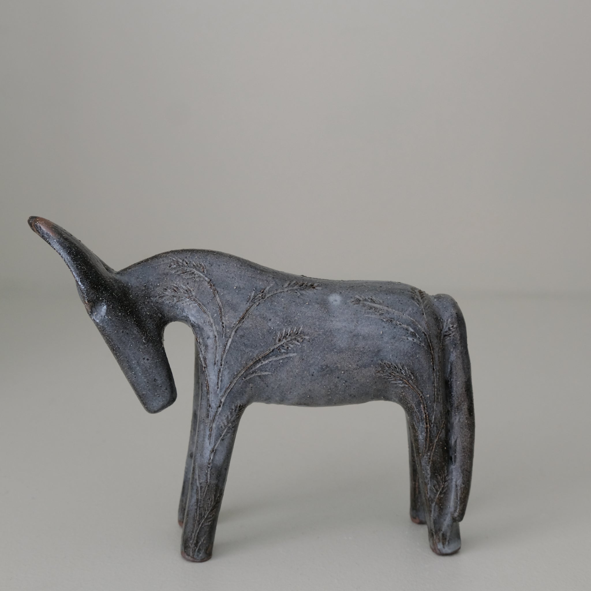 Ane "épi de blé" en grès H 14cm - gris bleu de Lisa Streich chez Brutal Ceramics
