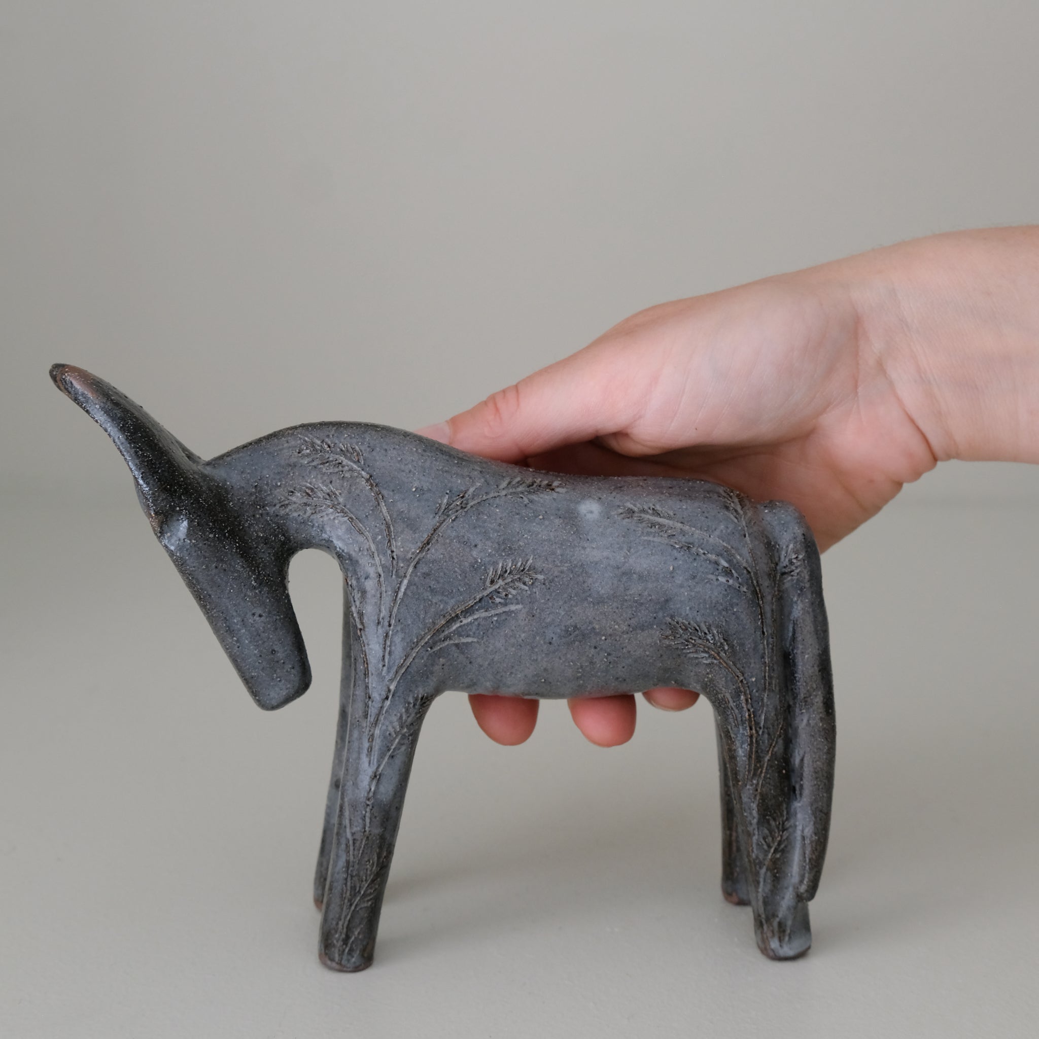 Ane "épi de blé" en grès H 14cm - gris bleu de Lisa Streich chez Brutal Ceramics