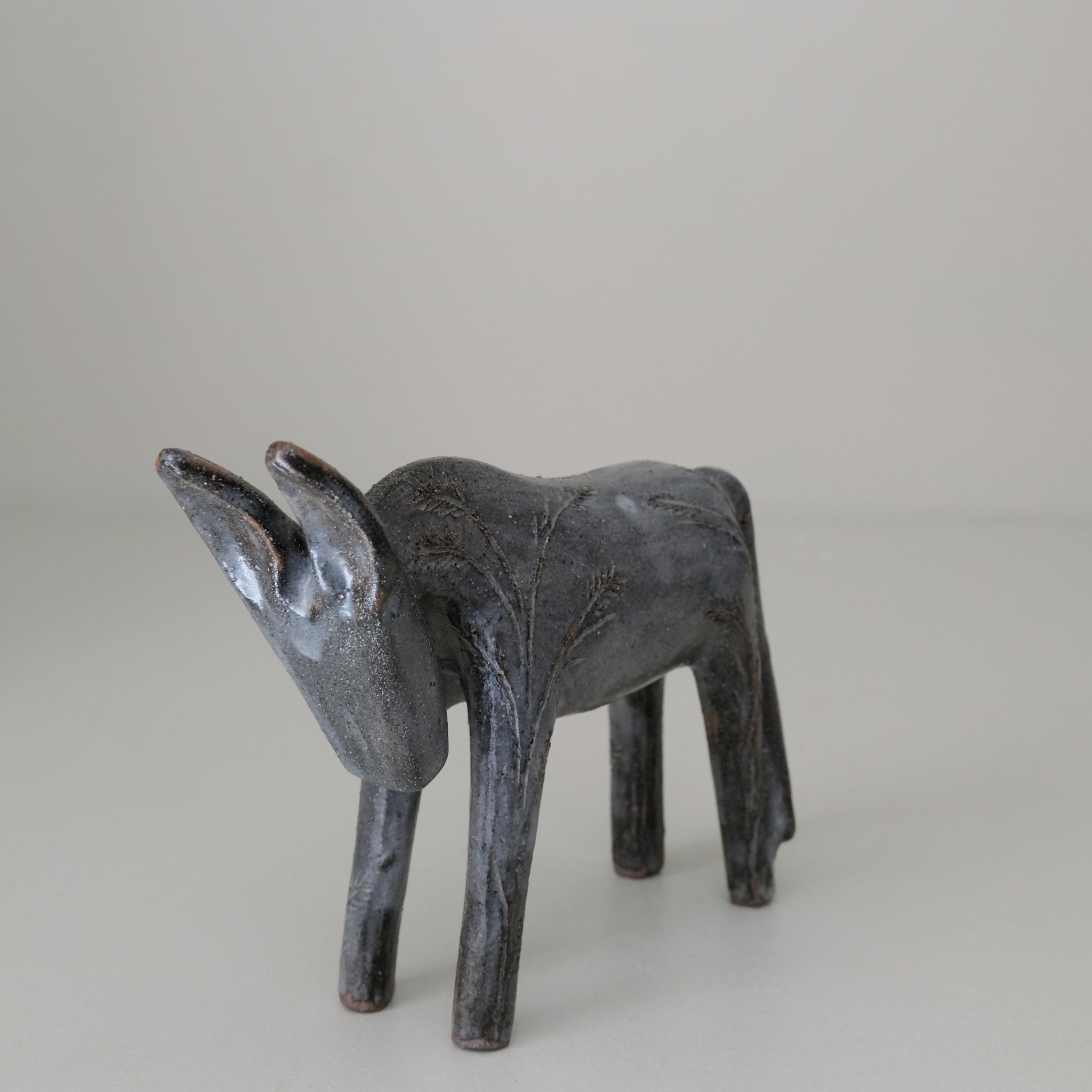 Ane "épi de blé" en grès H 14cm - gris bleu de Lisa Streich chez Brutal Ceramics