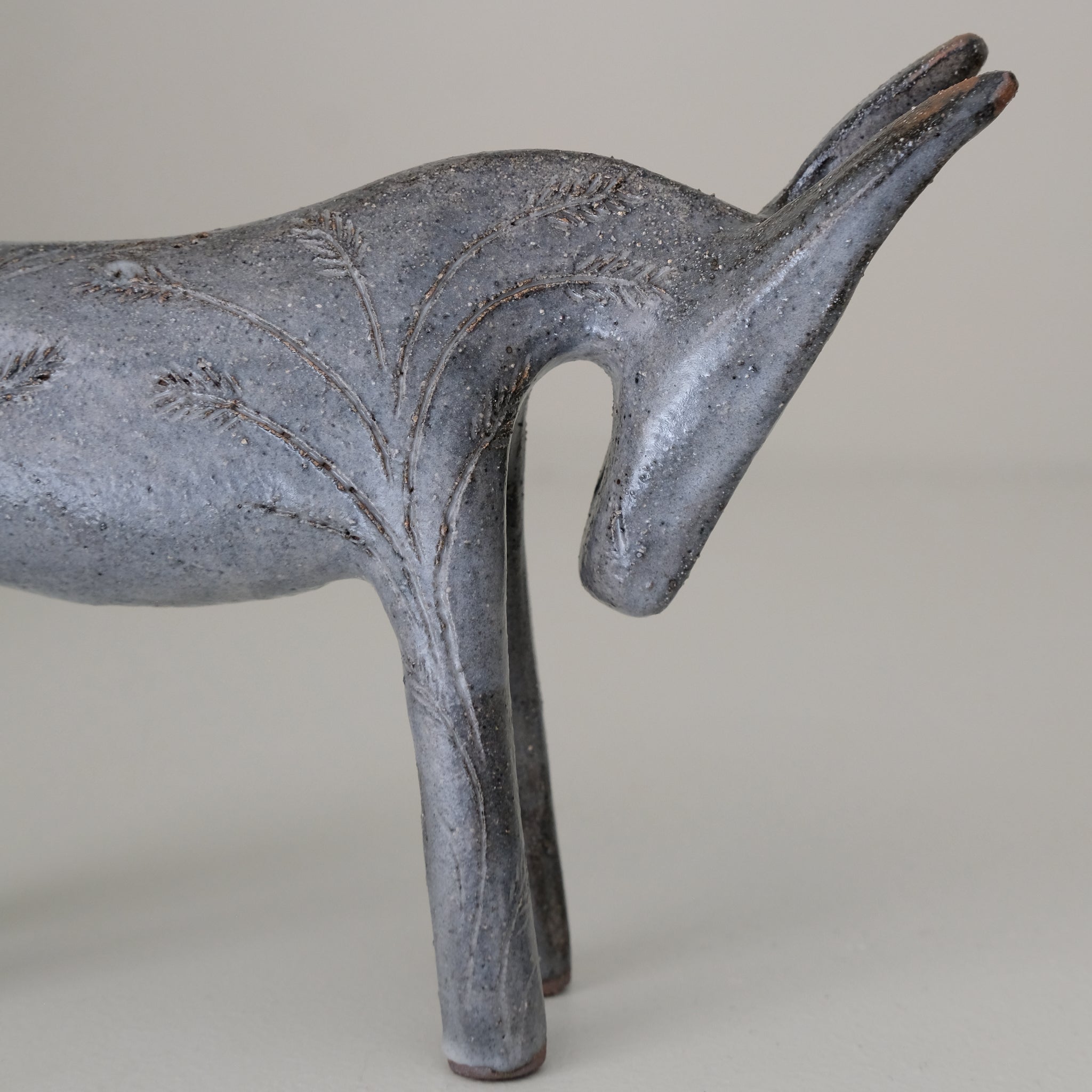 Ane "épi de blé" en grès H 14cm - gris bleu de Lisa Streich chez Brutal Ceramics