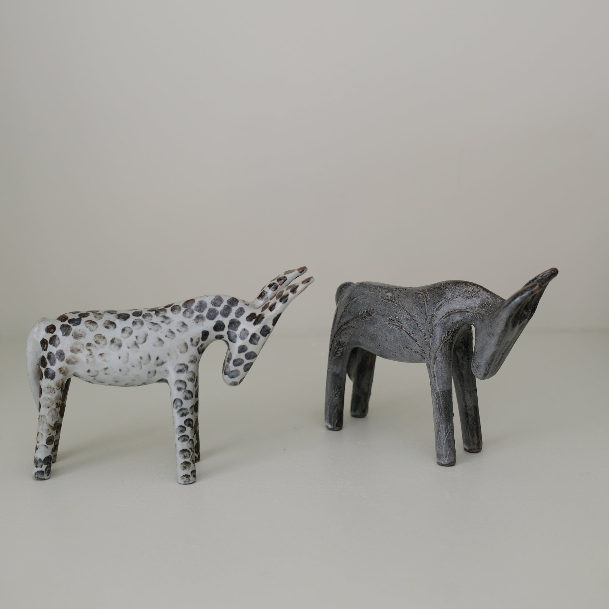 Ane "épi de blé" en grès H 14cm - gris bleu de Lisa Streich chez Brutal Ceramics